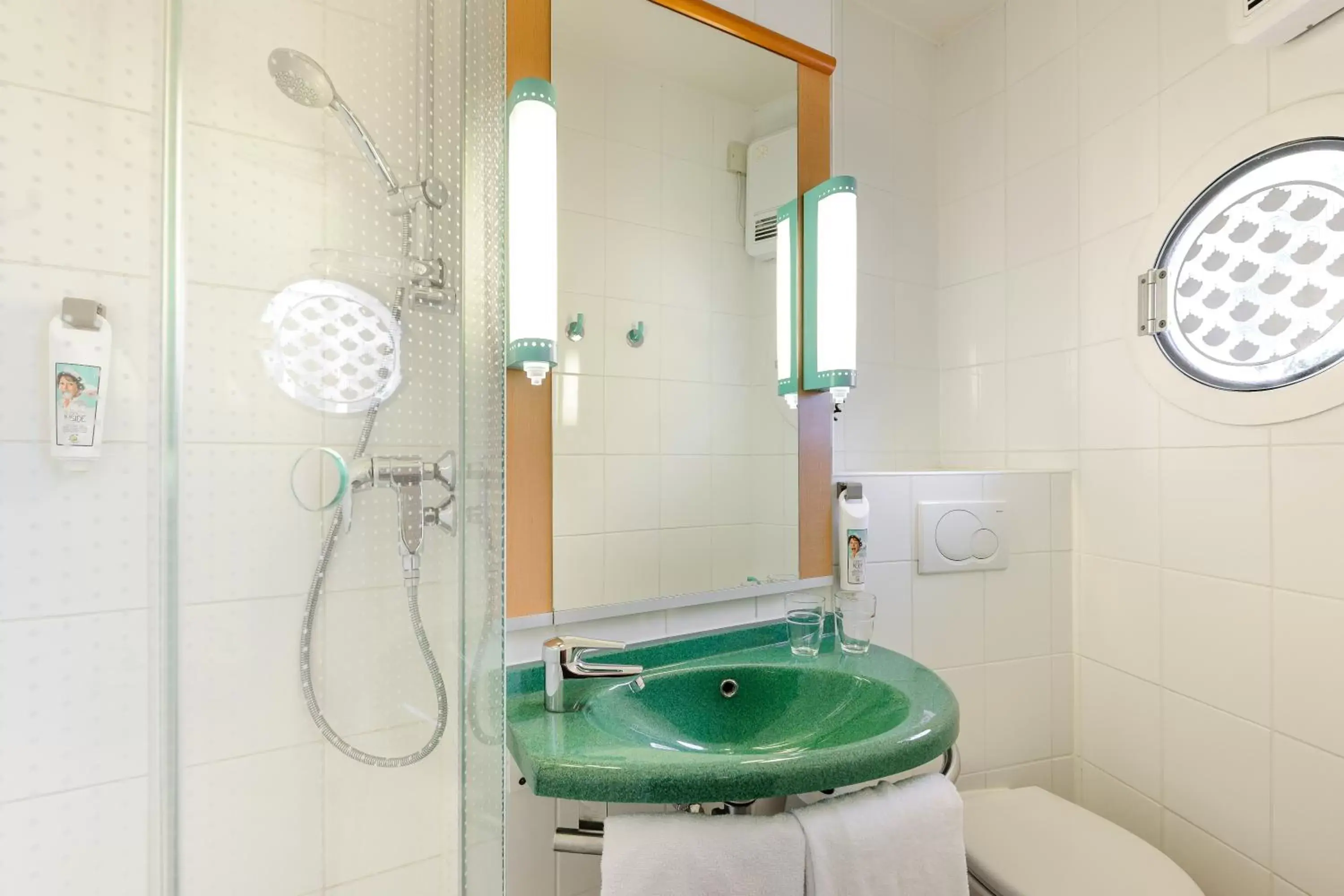 Property building, Bathroom in ibis Essen Hauptbahnhof