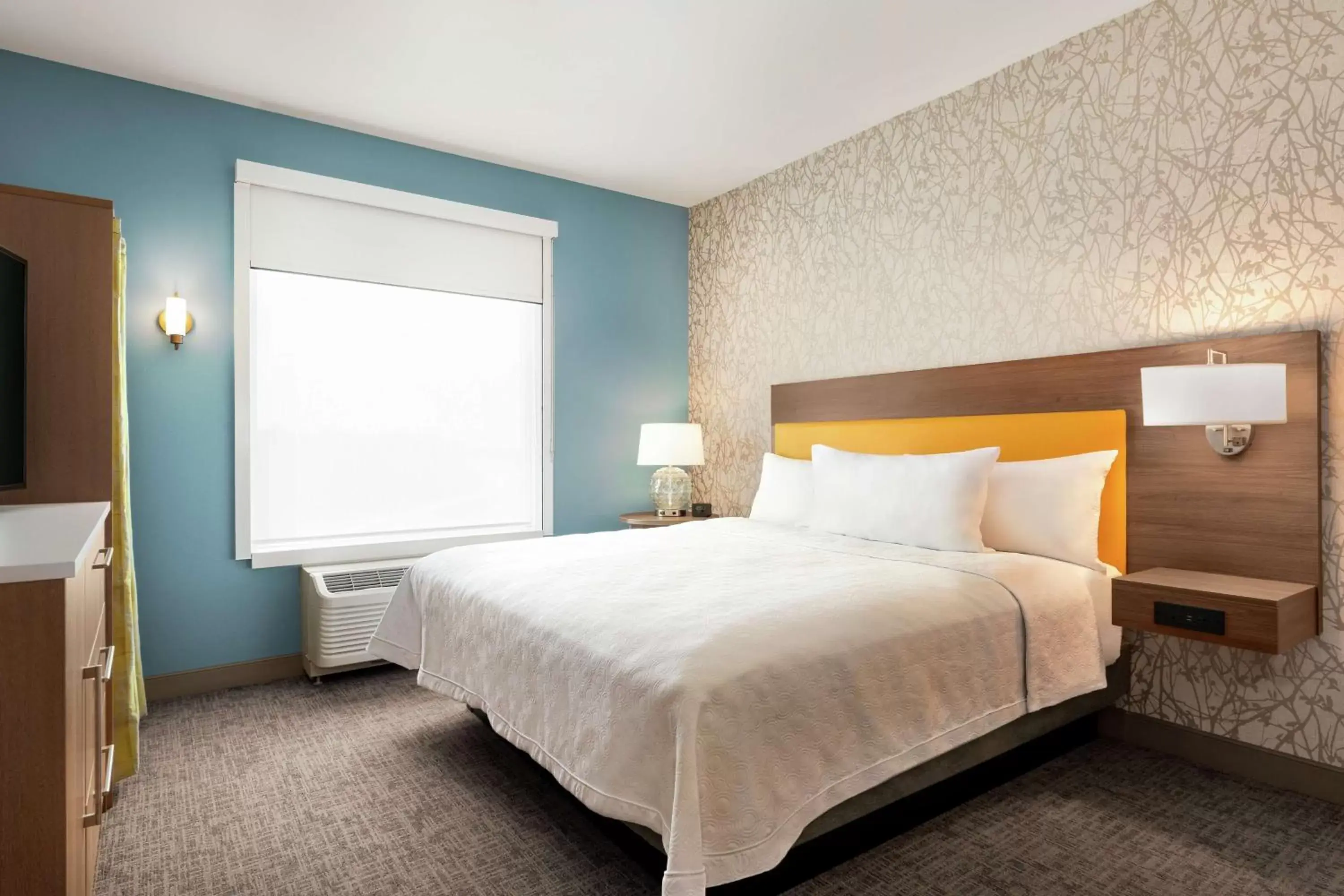 Bedroom, Bed in Home2 Suites By Hilton Harrisburg