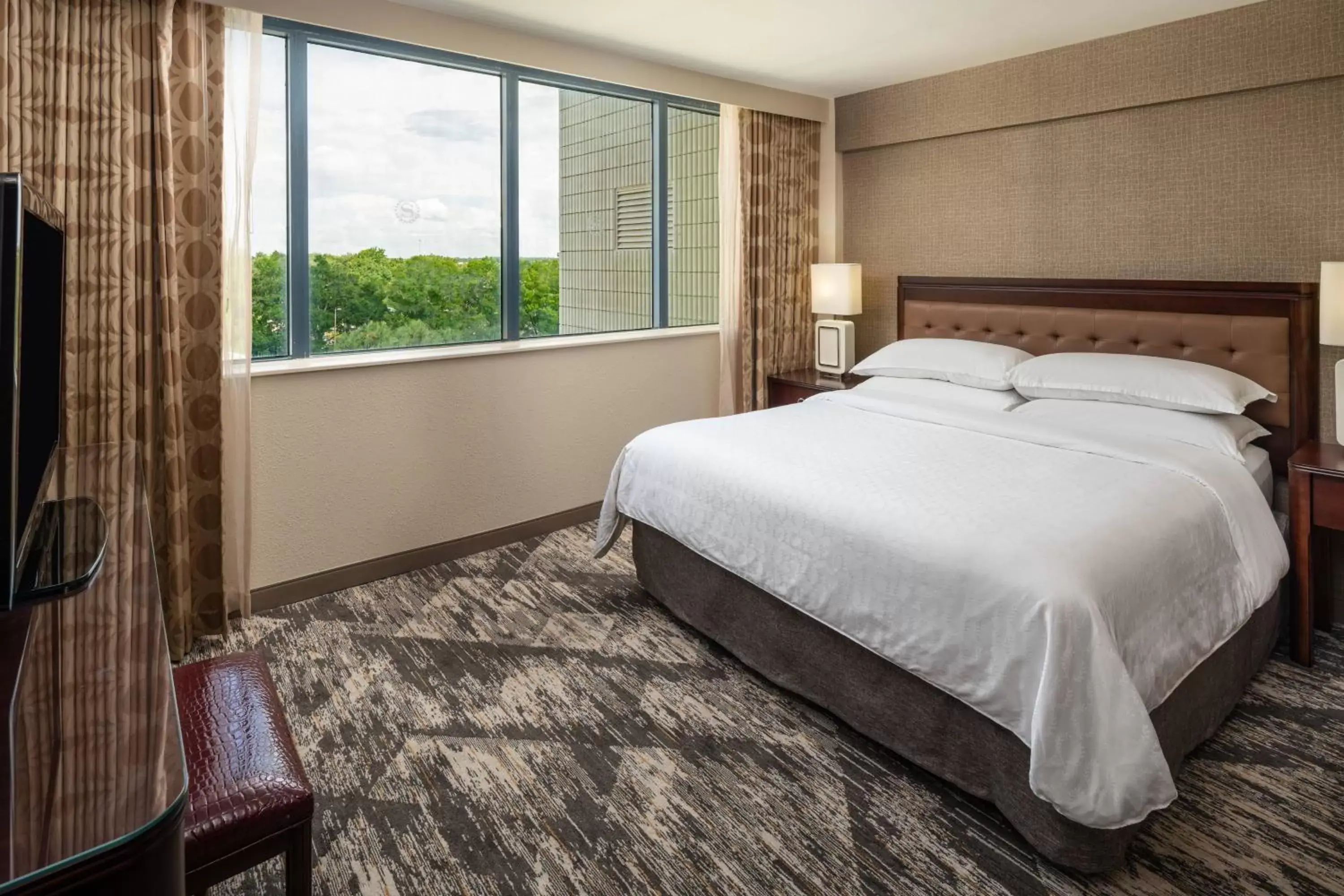 Junior Suite, 1 King, Sofa bed, Central Building in Sheraton Tampa Brandon Hotel