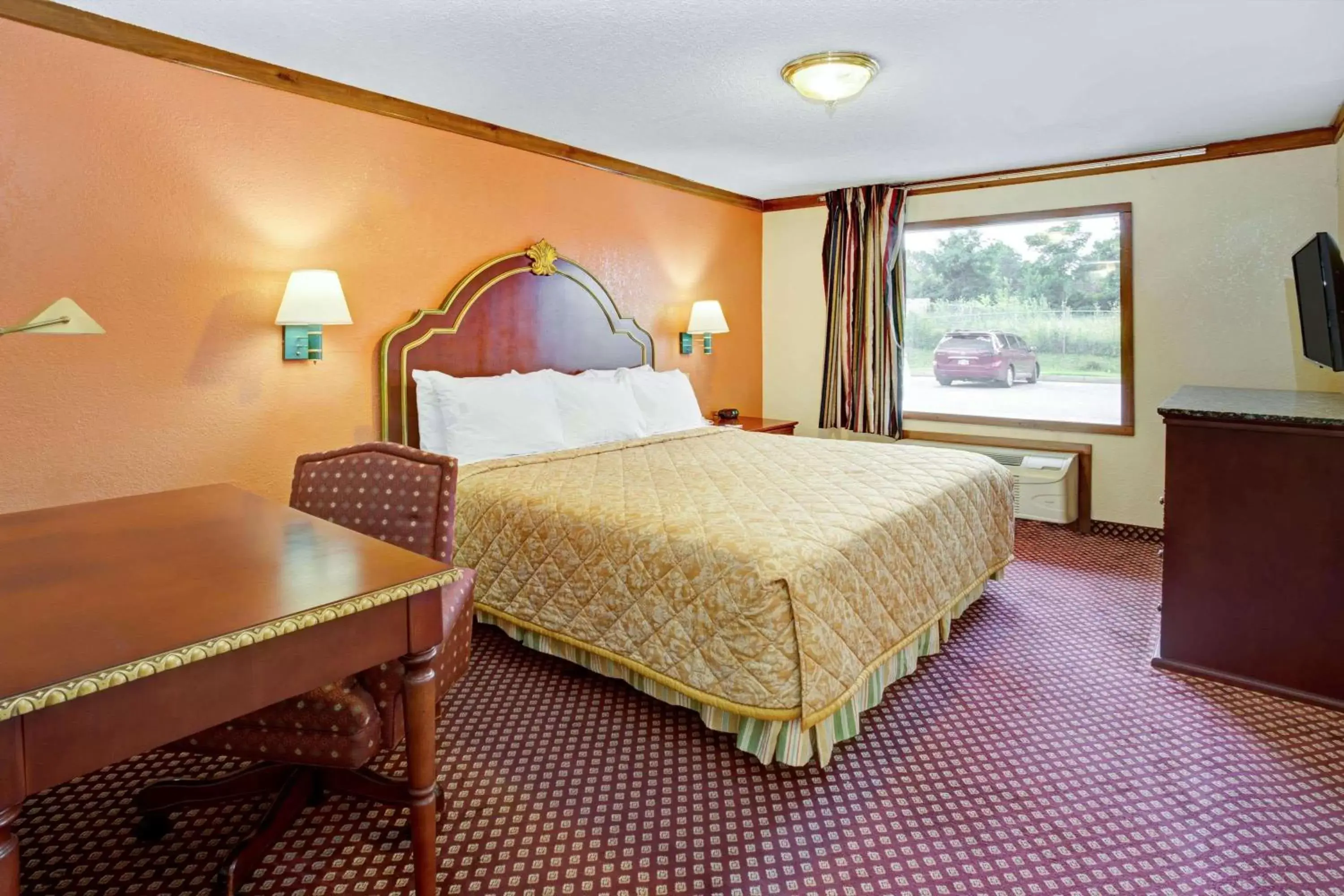 Photo of the whole room, Bed in Travelodge by Wyndham Sellersburg