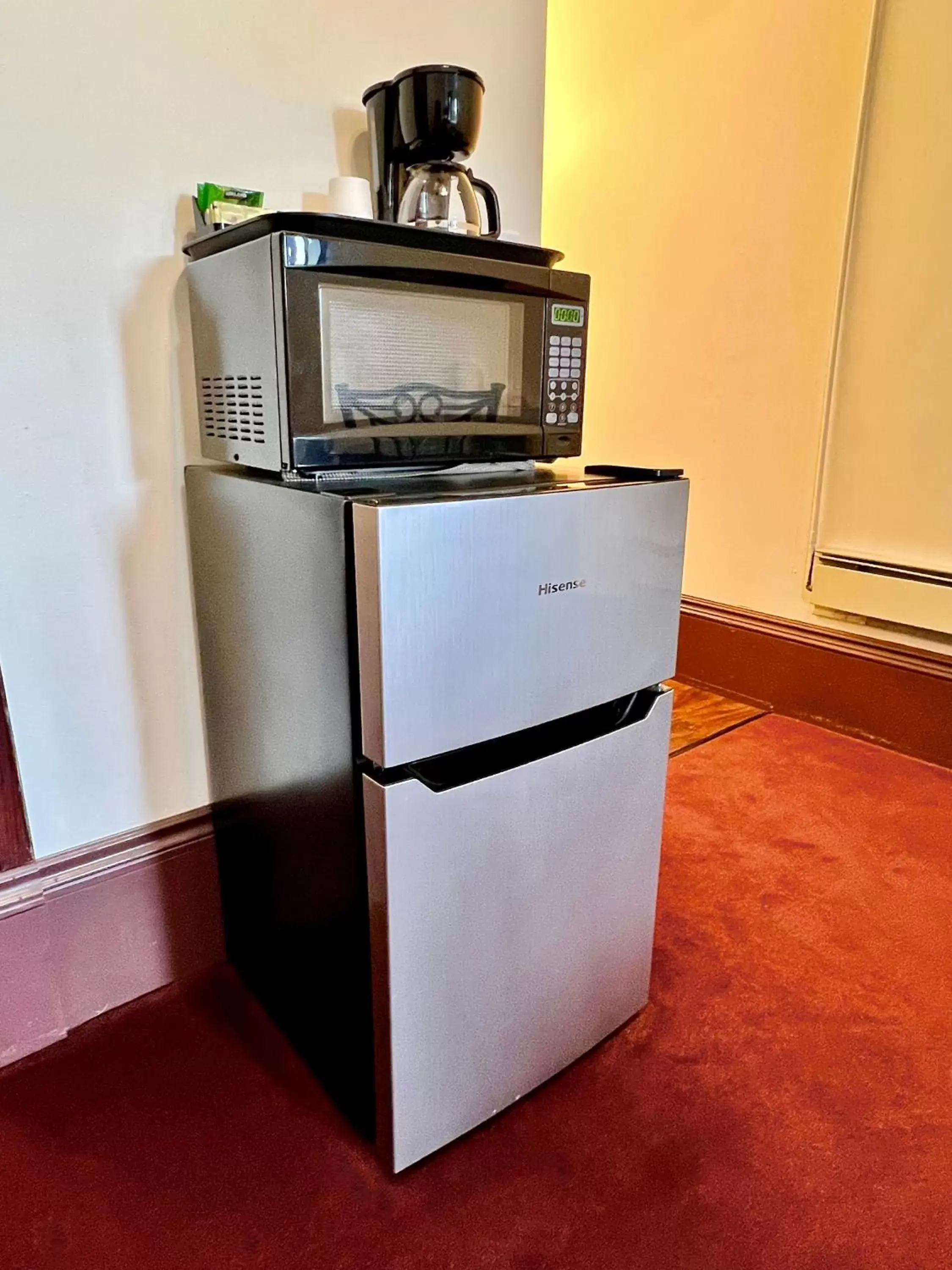 Kitchen/Kitchenette in The Monarch Hotel