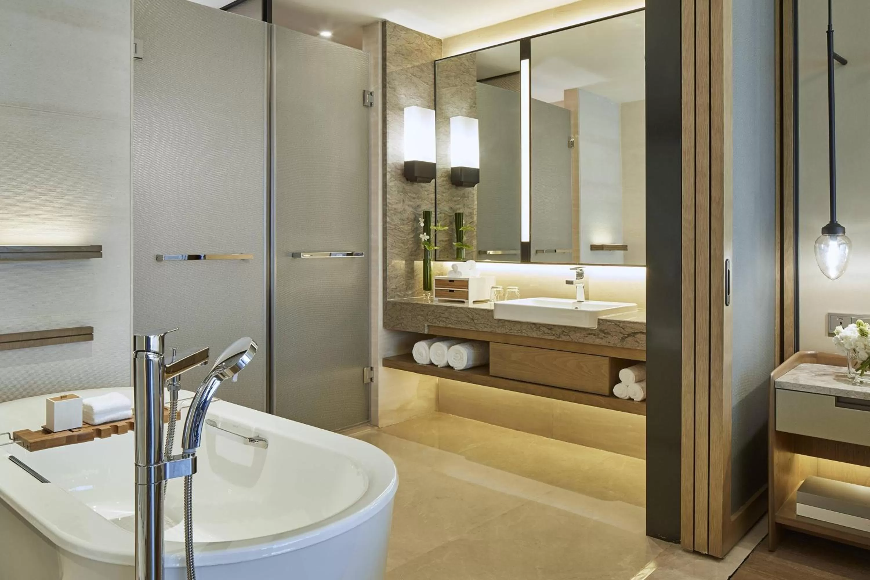 Bathroom, Bed in Hangzhou Marriott Hotel Qianjiang
