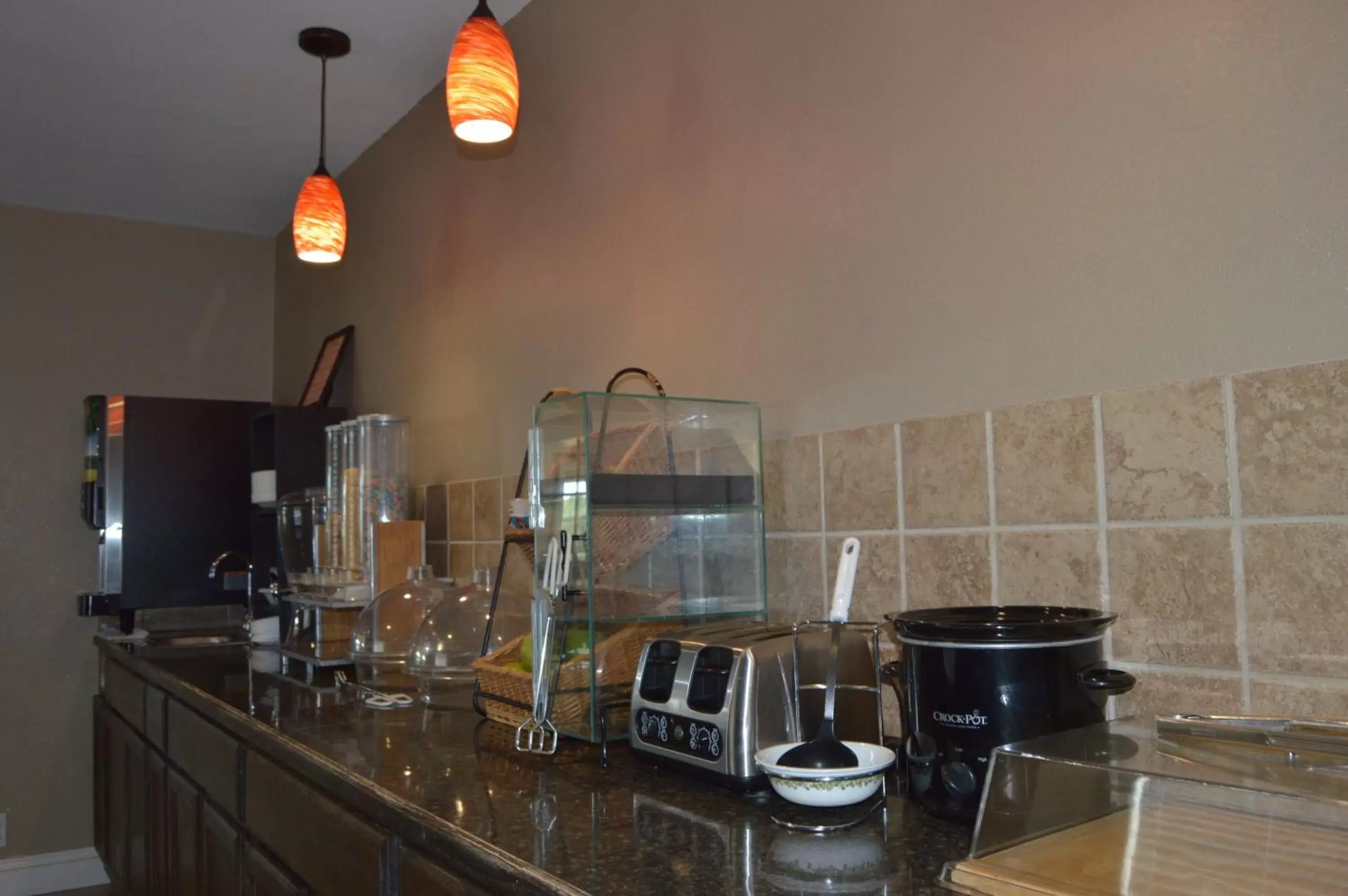 Food, Kitchen/Kitchenette in Microtel Inn and Suites By Wyndham Miami OK