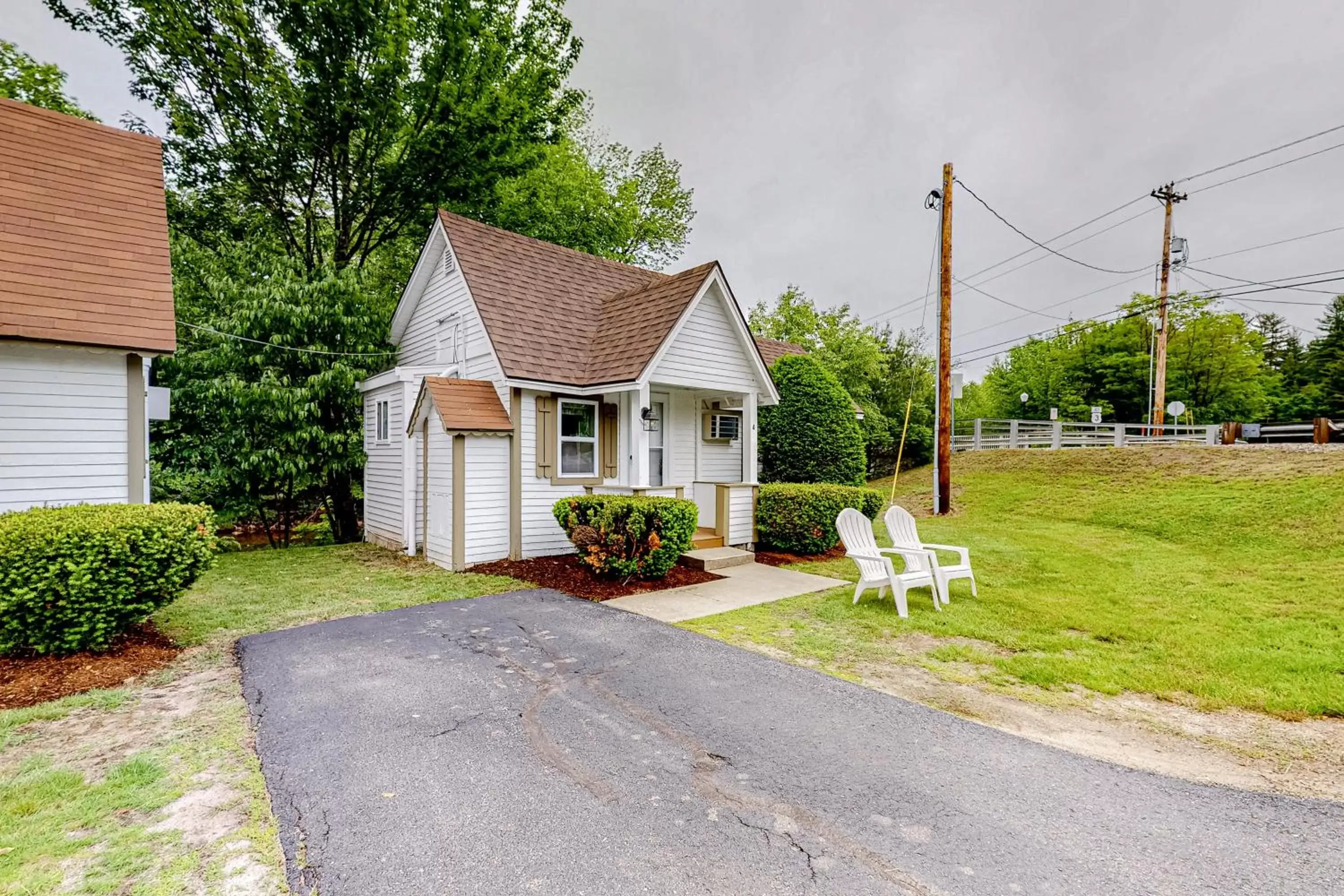 Property Building in Riverbank Motel and Cabins Managed by Vacasa