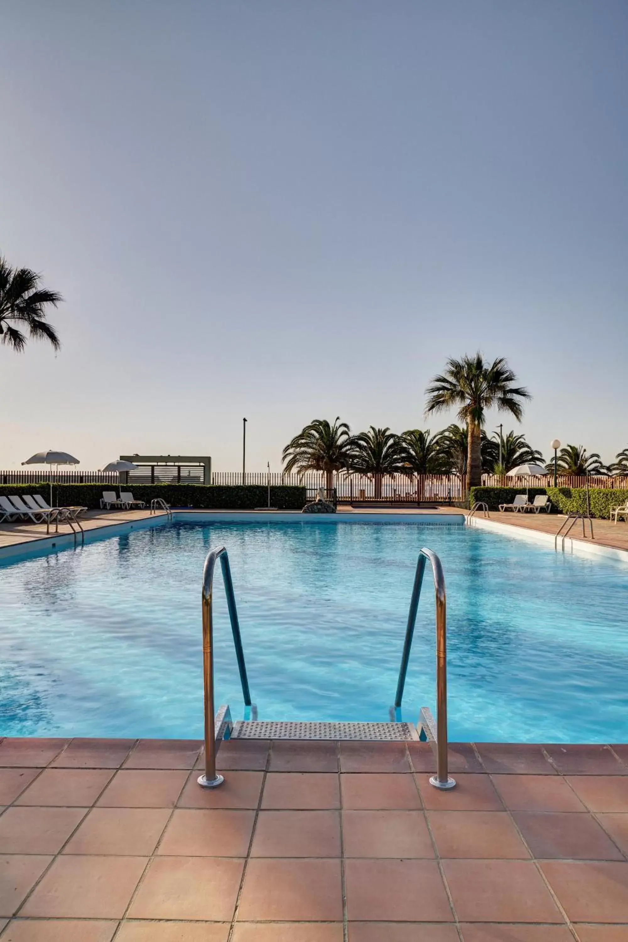 Sunrise, Swimming Pool in Parador de Benicarló