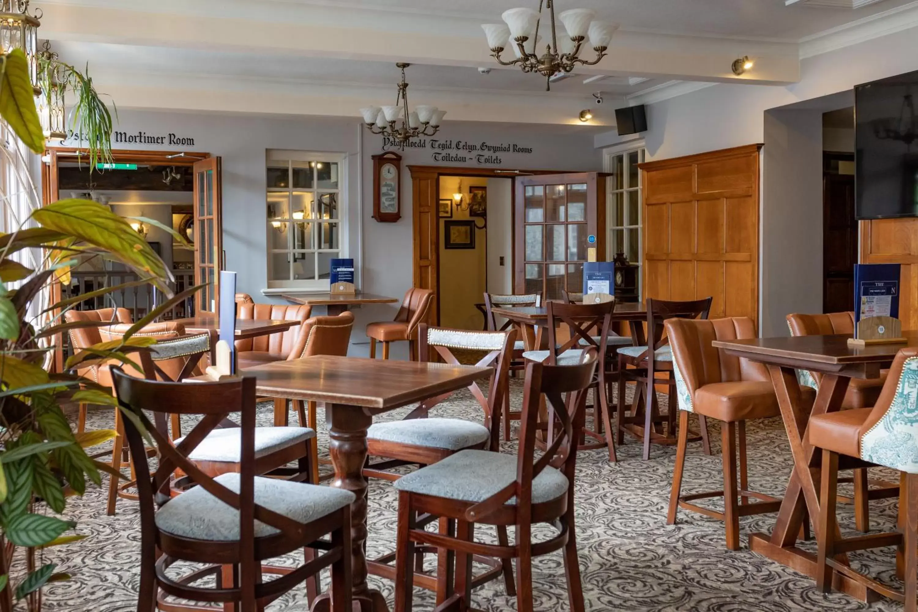 Restaurant/Places to Eat in White Lion Royal Hotel