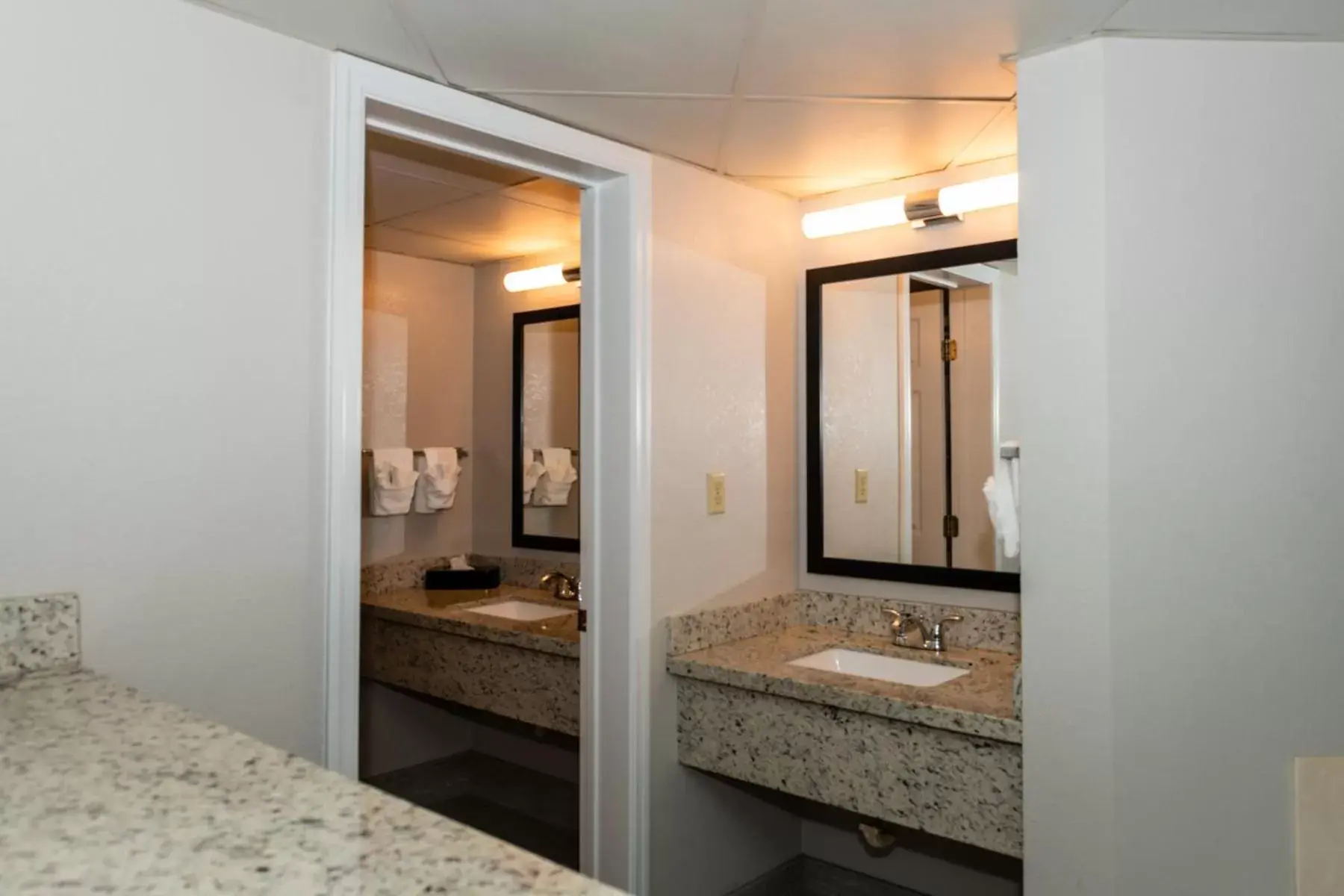 Bathroom, Bed in Twin Mountain Inn & Suites