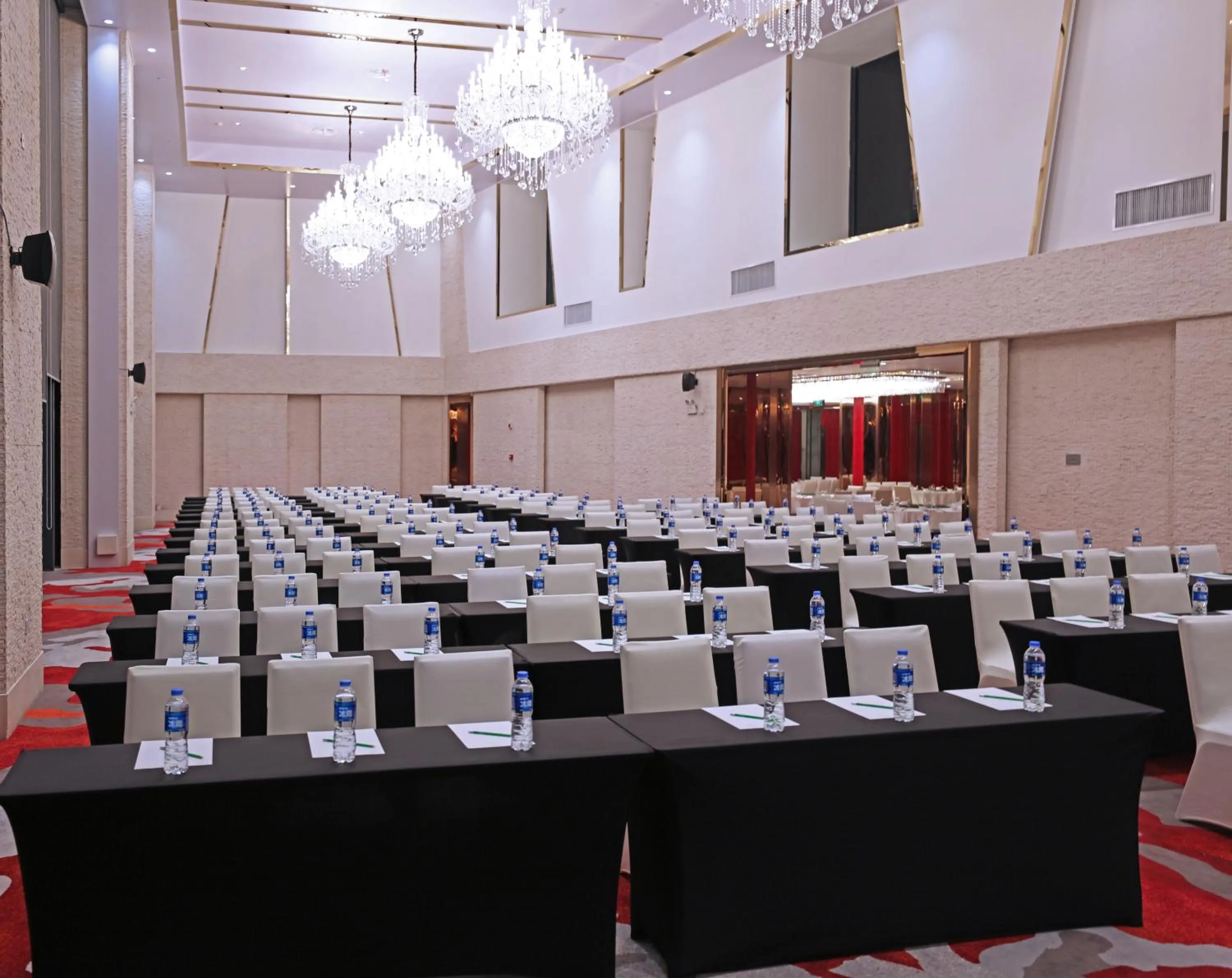 Meeting/conference room in Holiday Inn Shanghai Hongqiao West by IHG