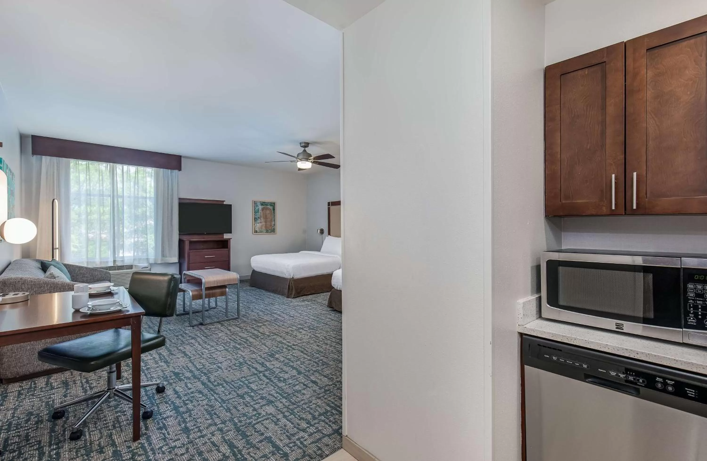 Living room, Bed in Homewood Suites by Hilton Atlanta Perimeter Center
