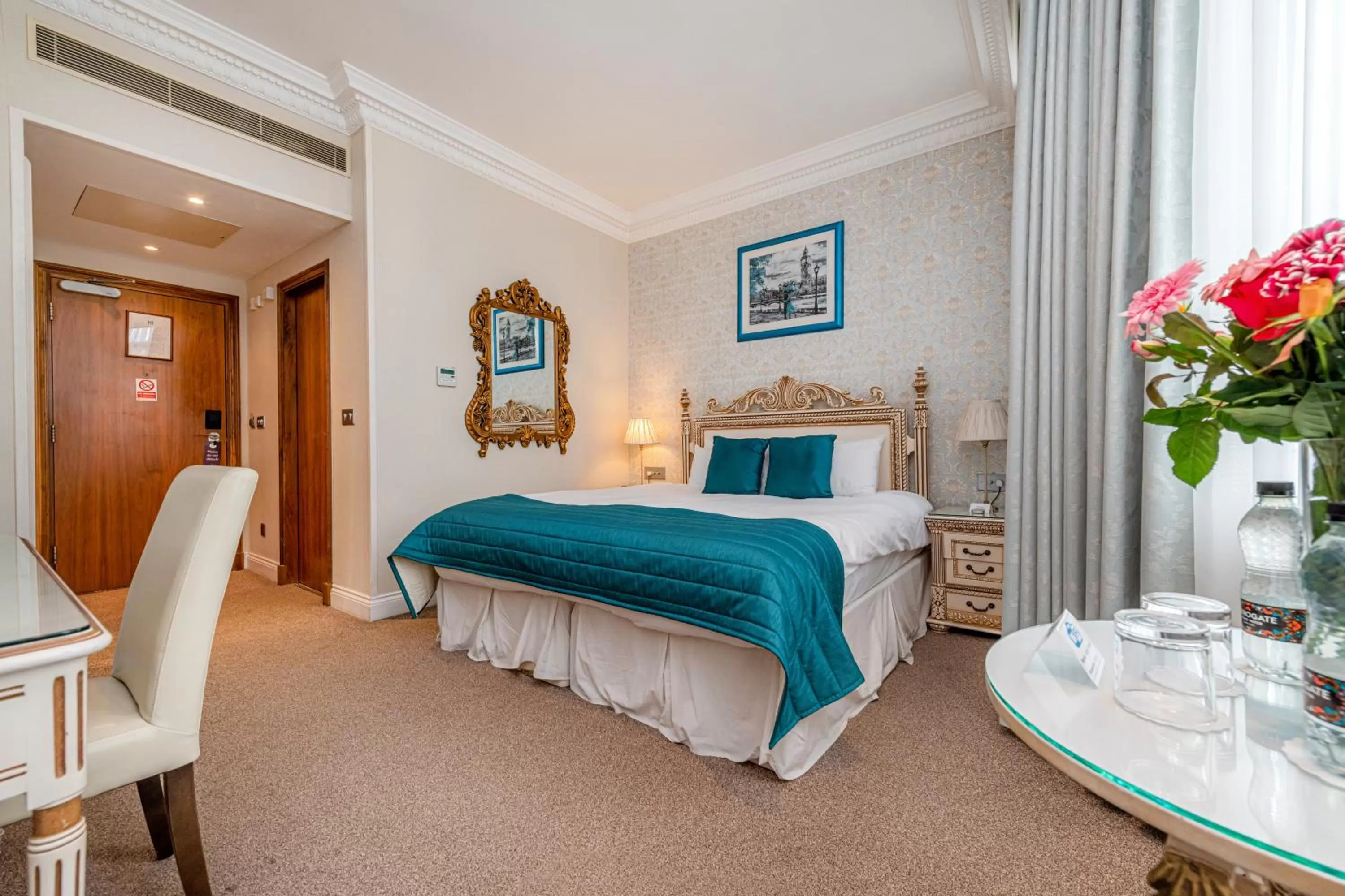 Photo of the whole room, Bed in Ashburn Hotel