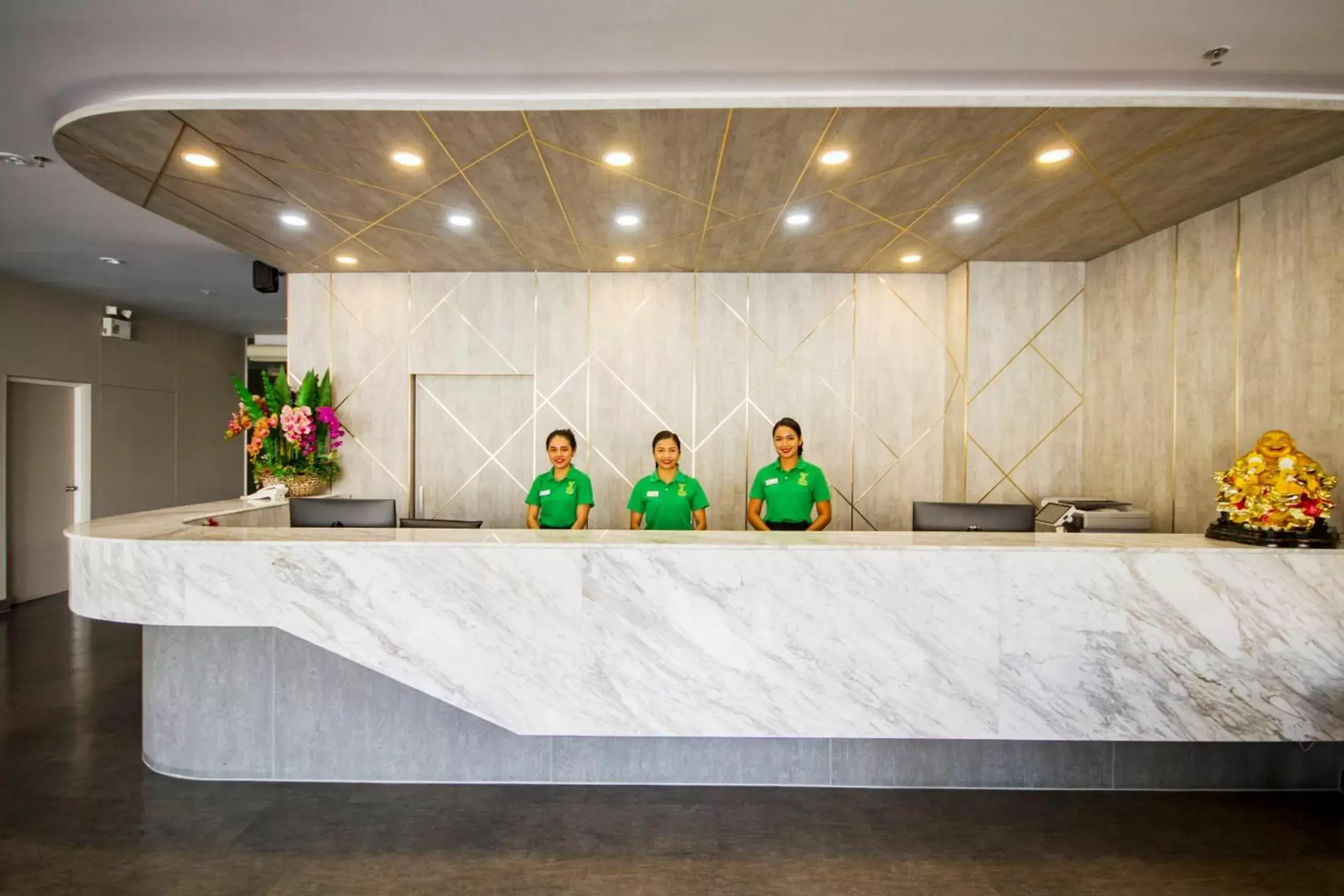 Lobby or reception, Kitchen/Kitchenette in Empress Pattaya Hotel