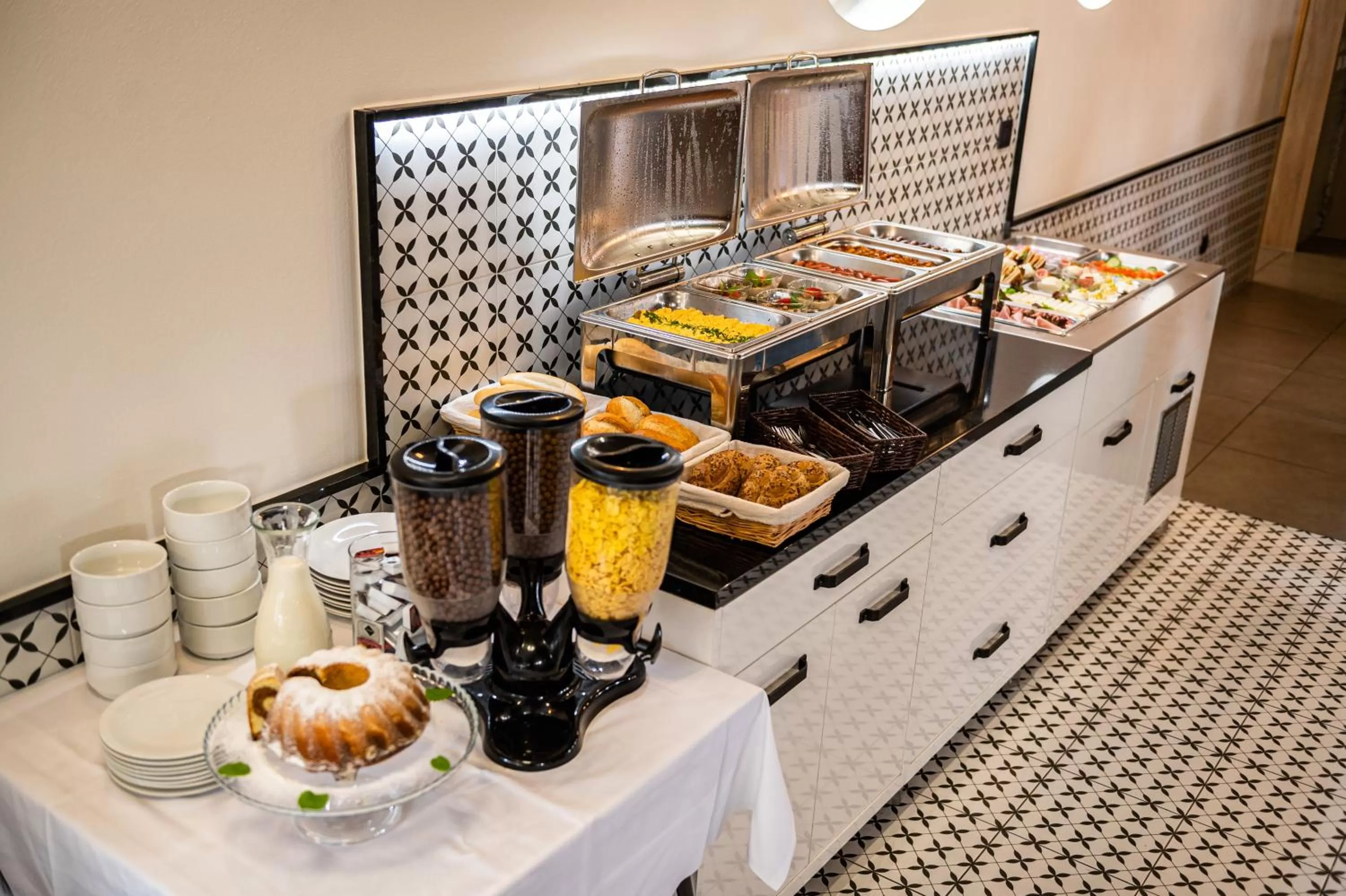 Buffet breakfast in City Hotel B&B, reception 24 7, 800m od-from R1, free parking