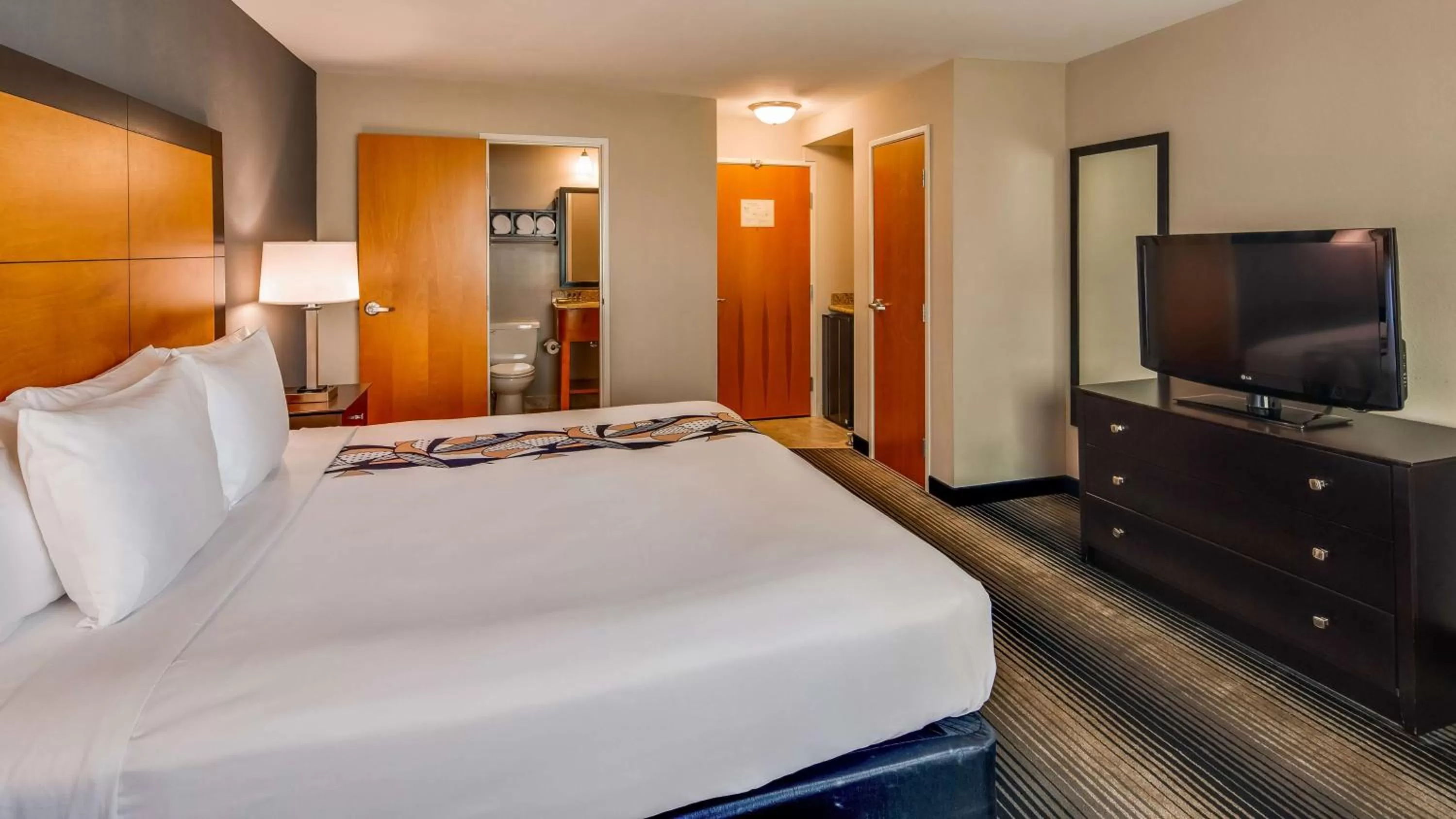 Photo of the whole room, Bed in Best Western Plus Hyde Park Chicago Hotel