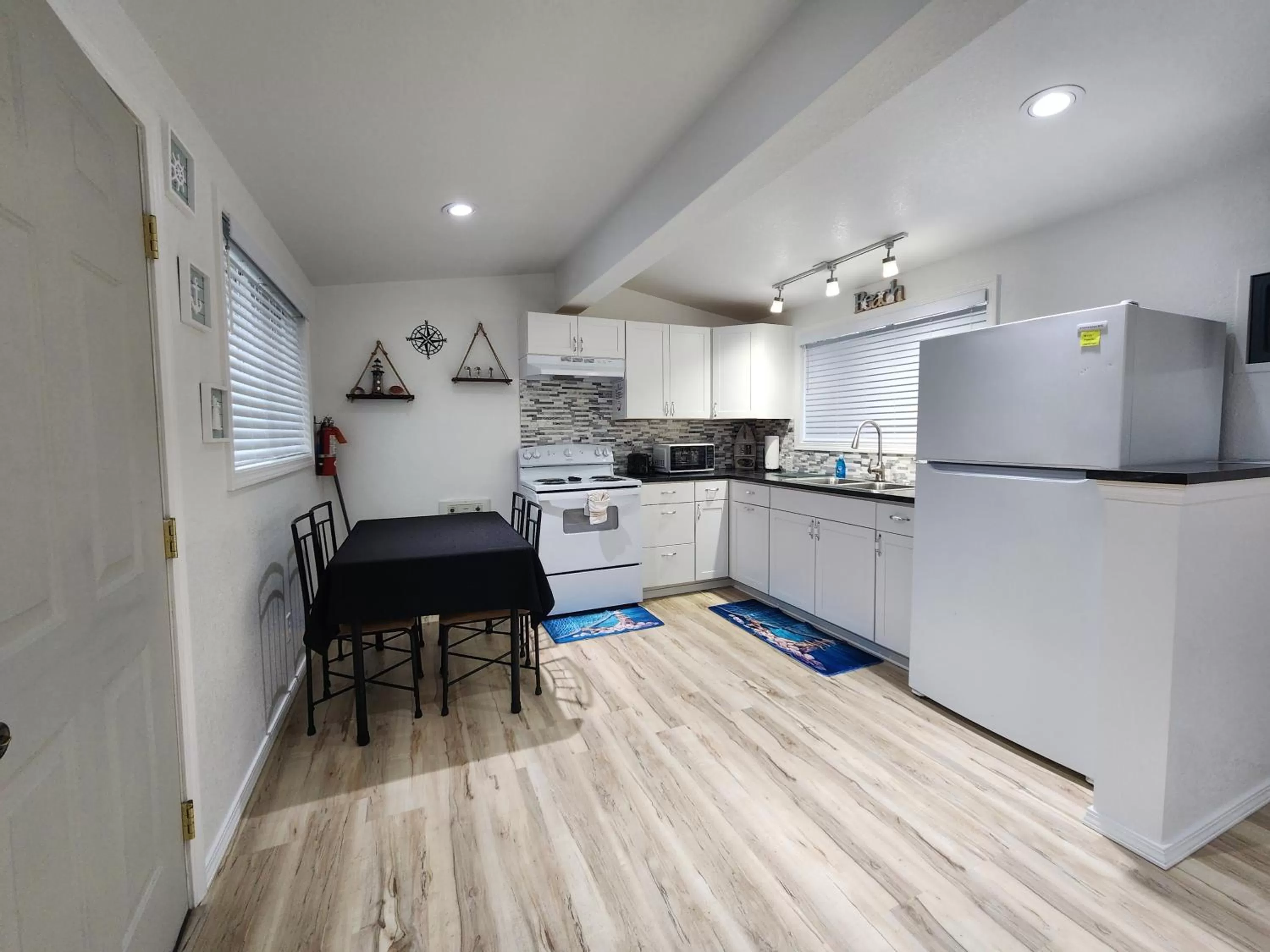 Kitchen or kitchenette in Plainview Motel