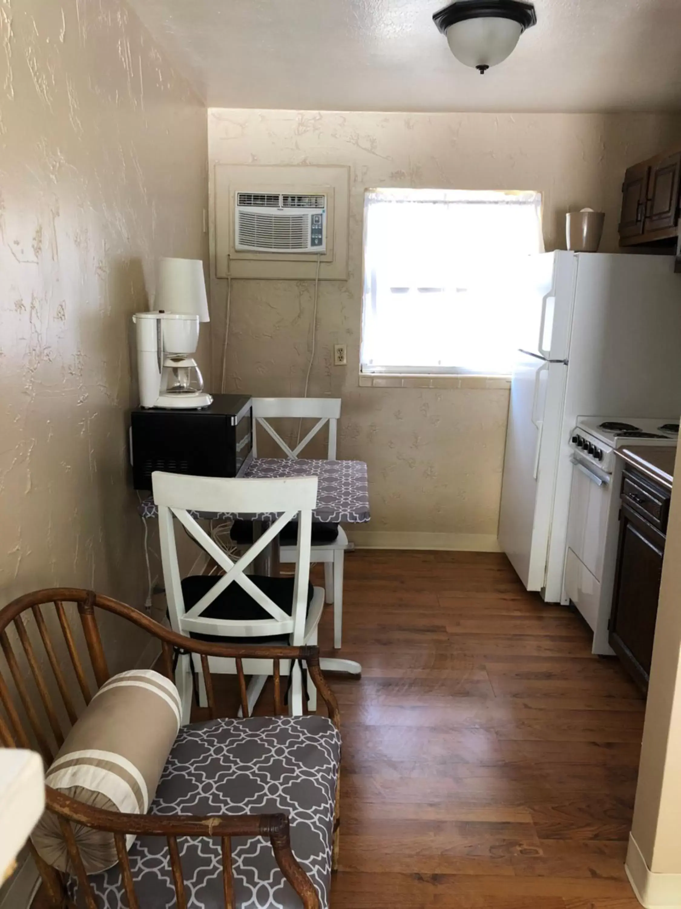 Kitchen/Kitchenette in Pennwood Motor Lodge