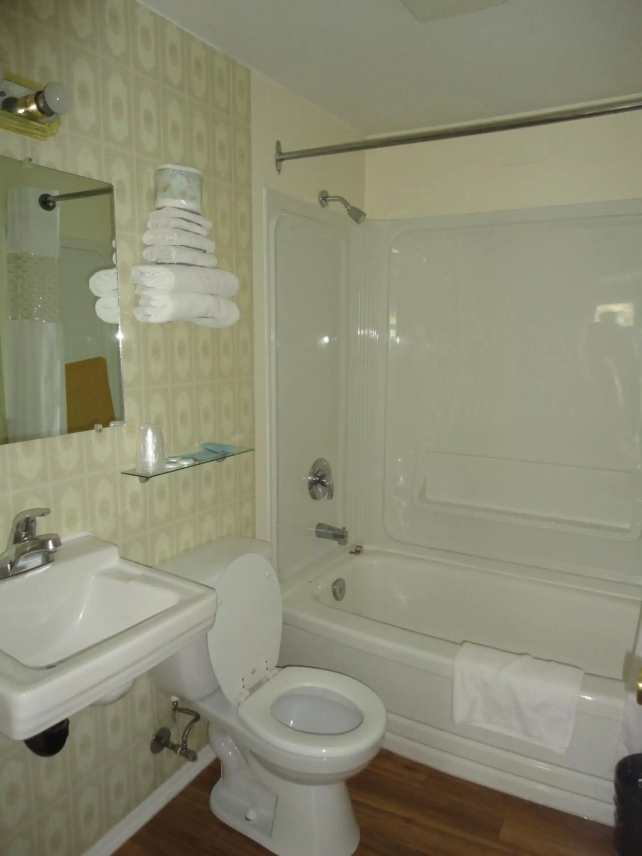 Bathroom in Sorrento Inn Motel
