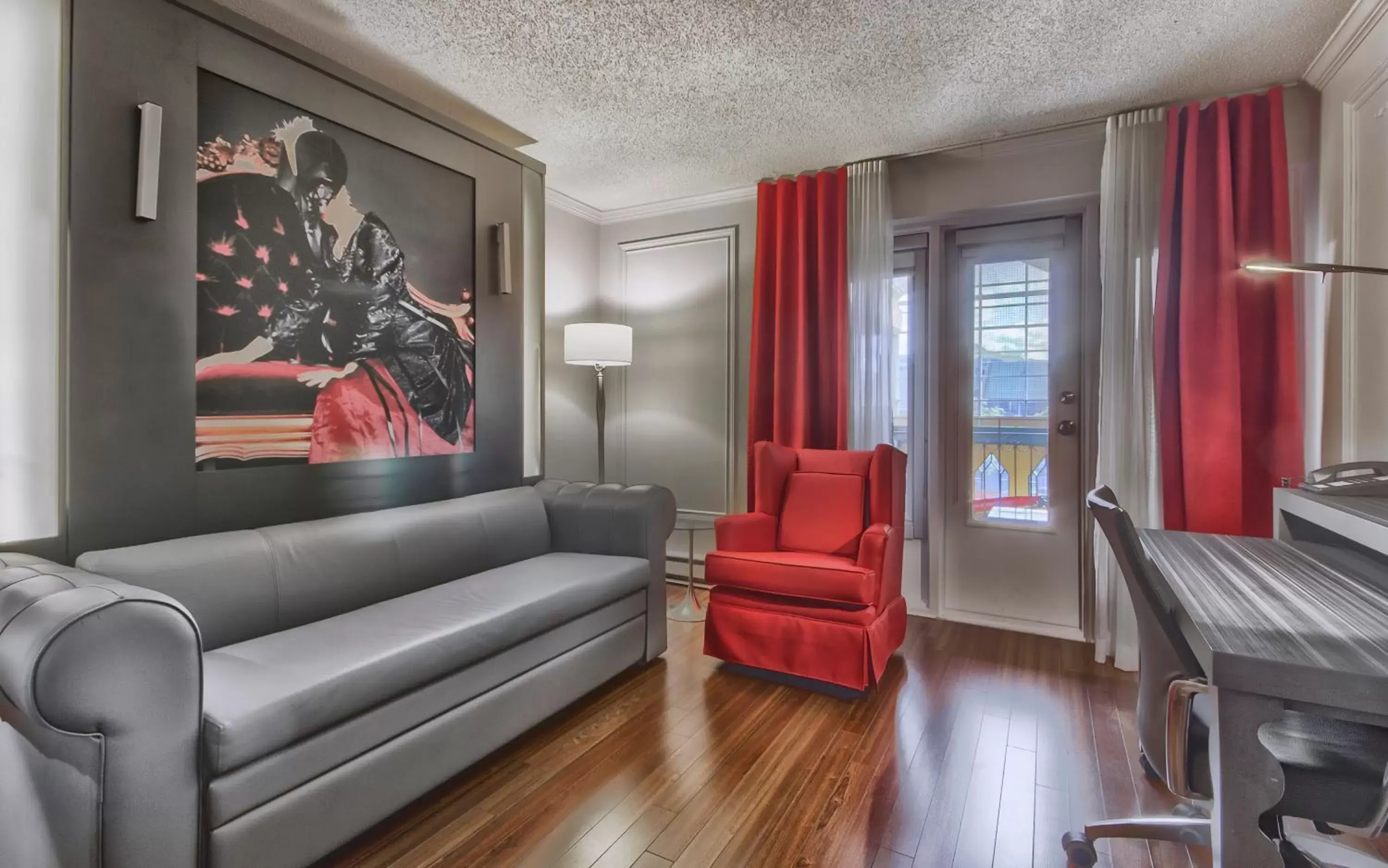 Interior Balcony Signature Room, 1 Queen Bed and 1 Queen Murphy Bed and Fireplace in Hotel Plaza Quebec