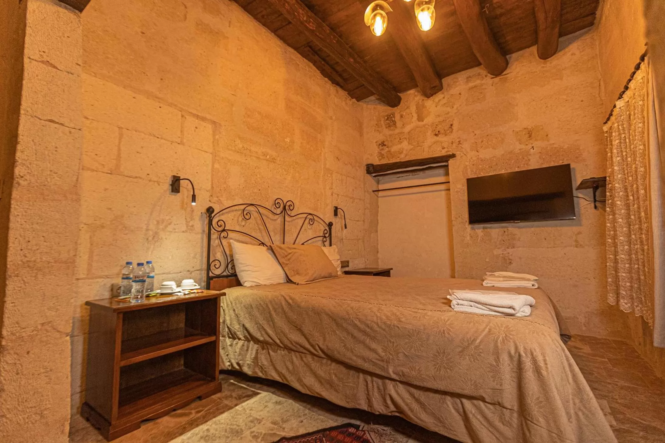 TV and multimedia, Bed in Taskonak Hotel