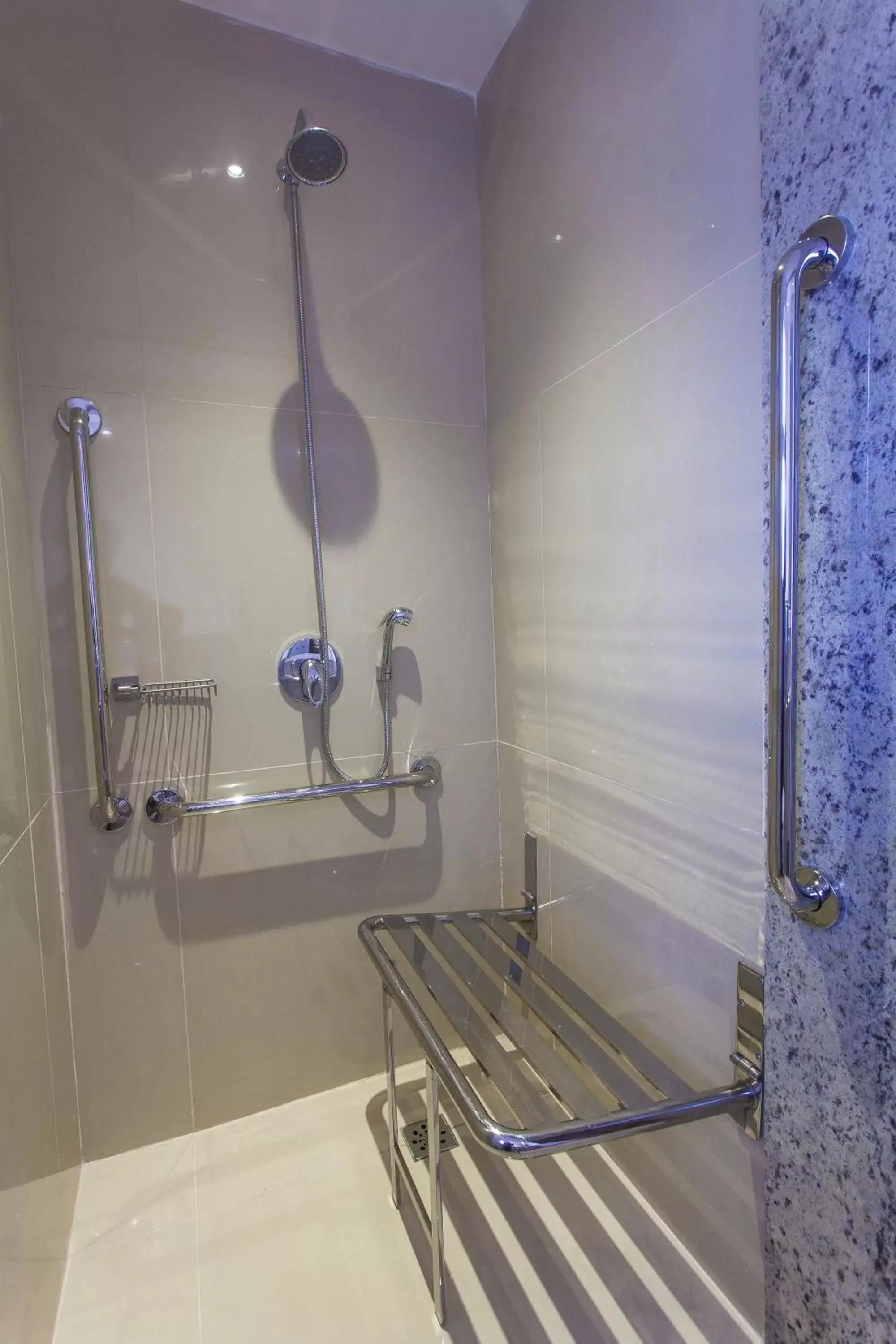 King Deluxe Accessible Roll Shower Smoking - single occupancy in Holiday Inn Natal, an IHG Hotel King Deluxe Accessible Roll Shower Smoking - single occupancy in Holiday Inn Natal, an IHG Hotel