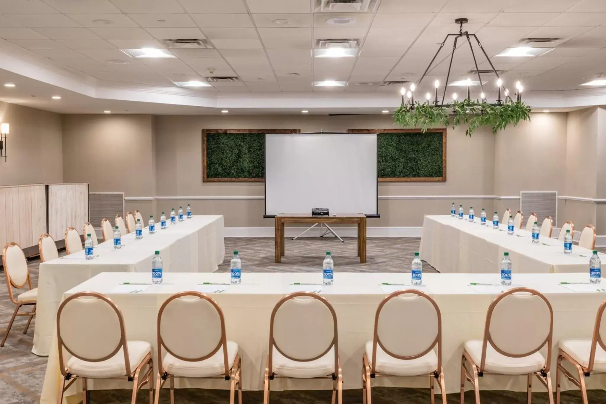 Meeting/conference room in Holiday Inn Manahawkin/Long Beach Island, an IHG Hotel