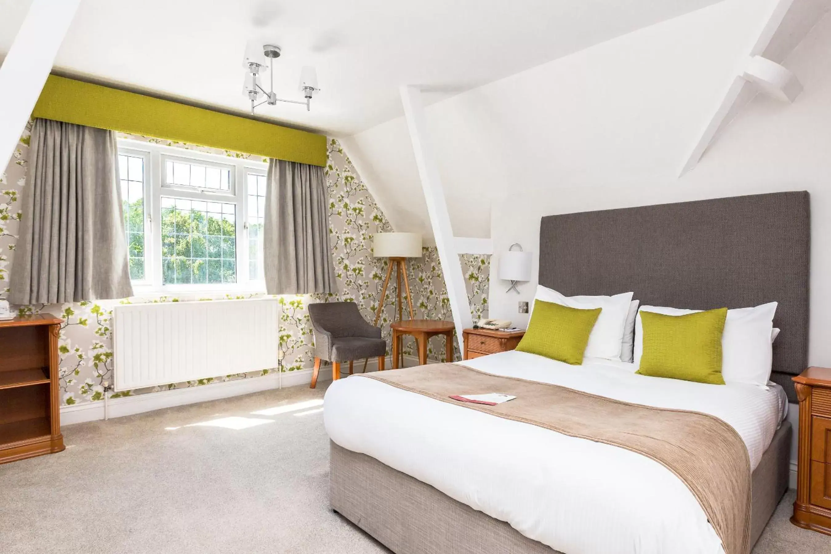 Bedroom, Bed in De Rougemont Manor