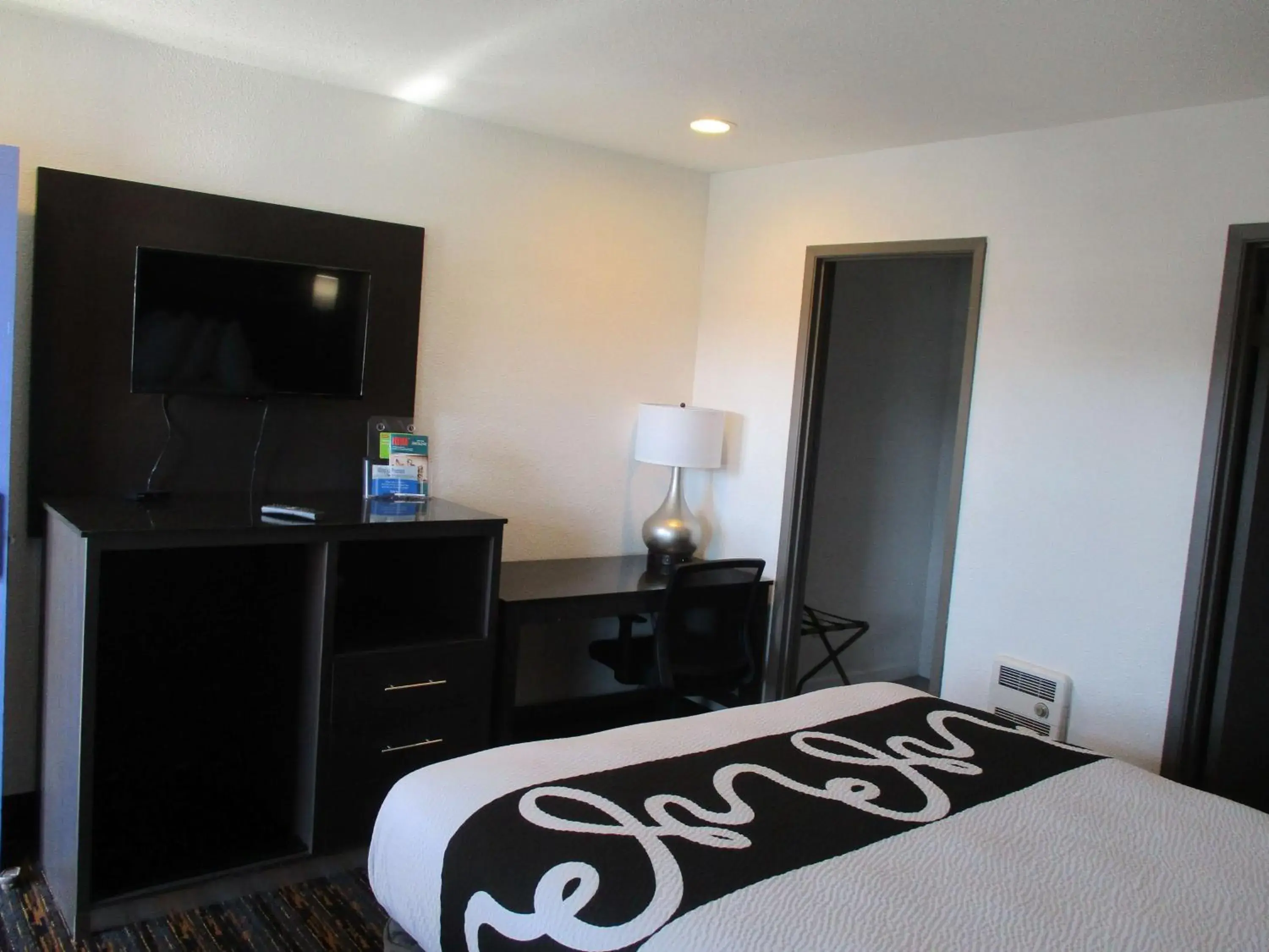 Photo of the whole room, Bed in SureStay Hotel by Best Western Seaside Monterey