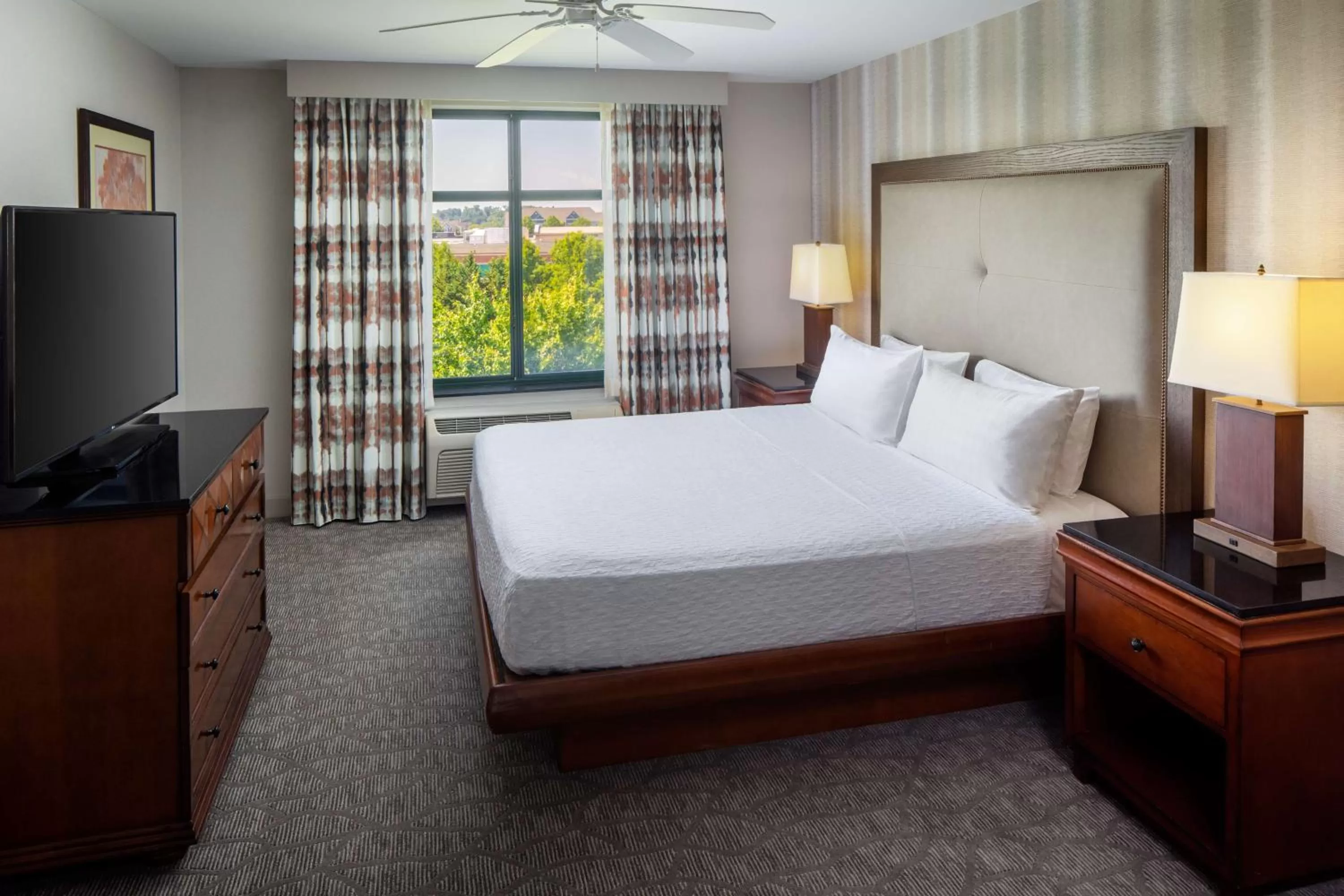One-Bedroom King Accessible Suite w/ Bathtub in Homewood Suites by Hilton Rockville- Gaithersburg