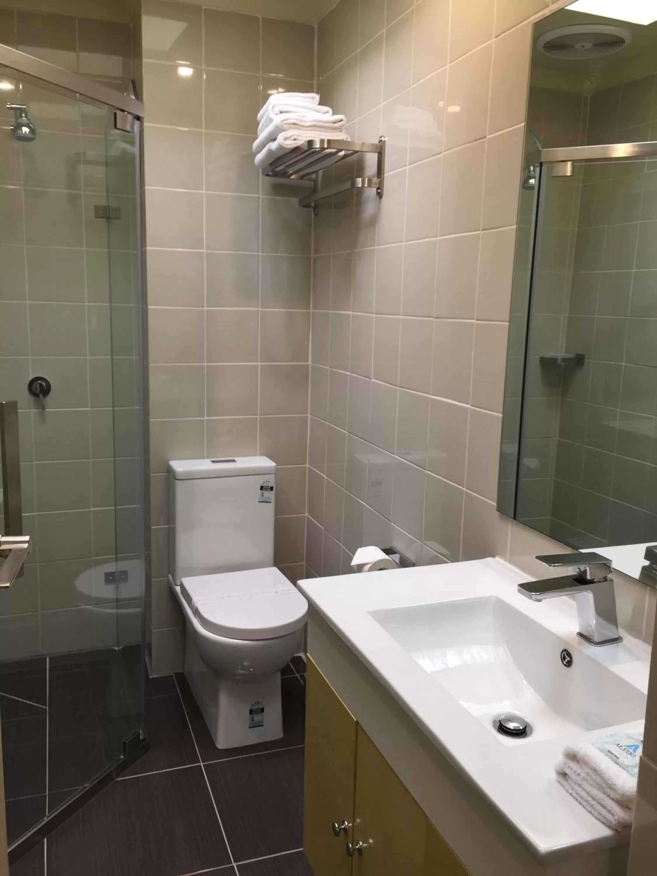 Bathroom in Park Squire Motor Inn & Serviced Apartments