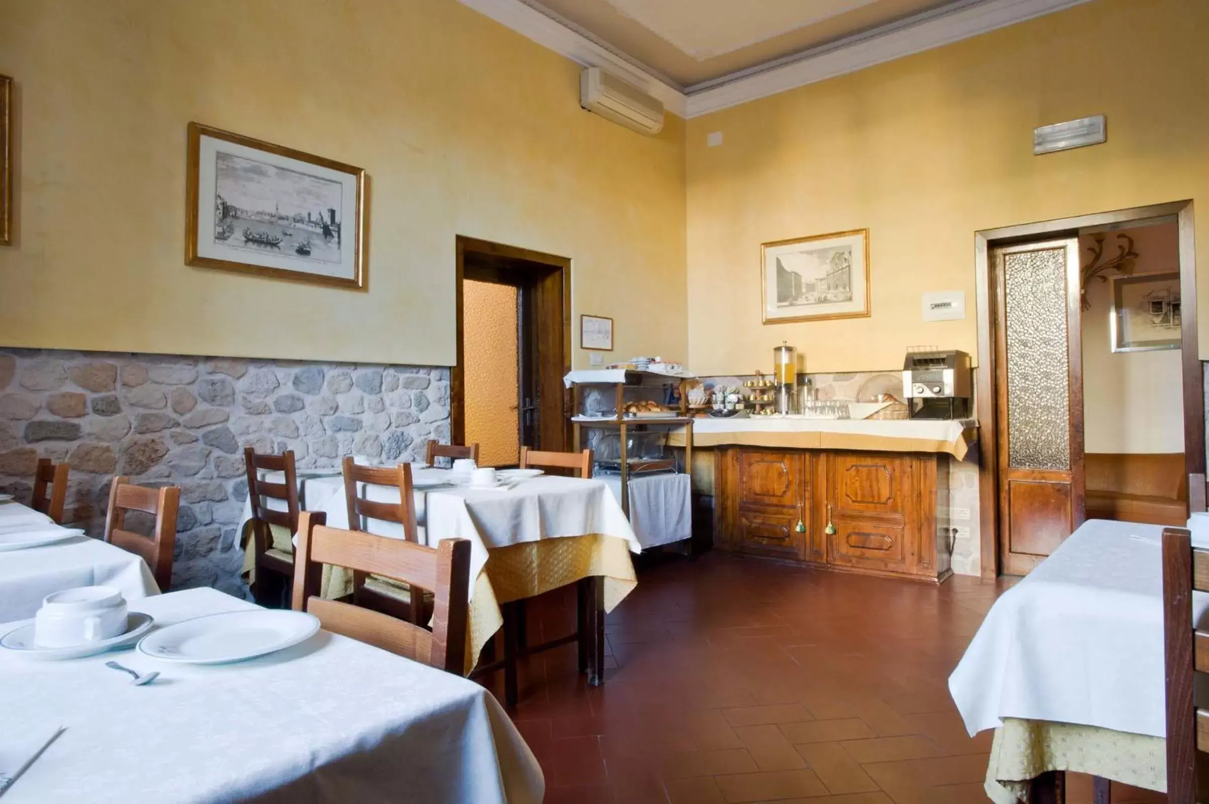 Restaurant/Places to Eat in Hotel Alessandra