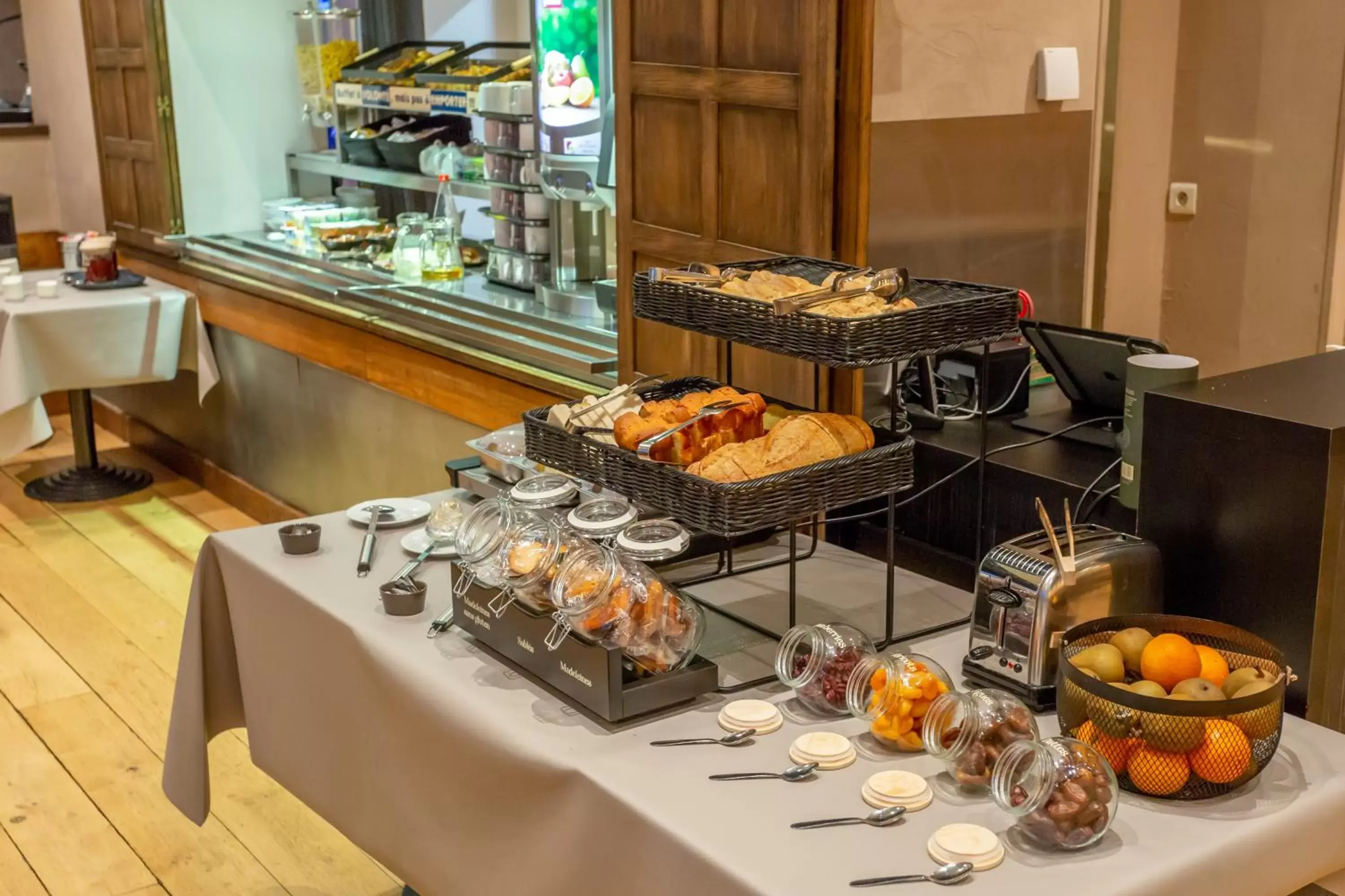 Breakfast in The Originals Access, Hôtel Bourges Gare