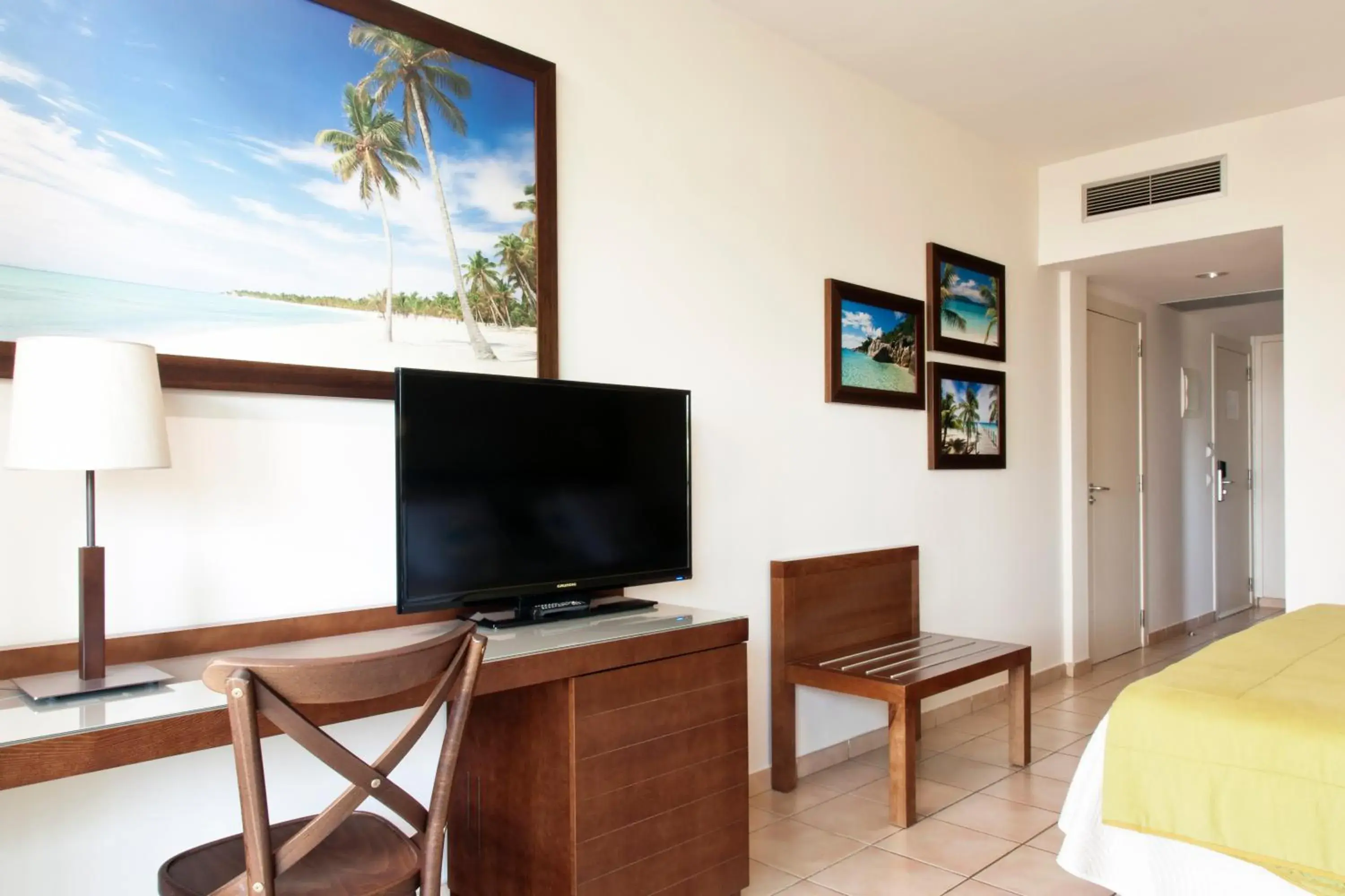 TV and multimedia, TV/Entertainment Center in Portaventura Hotel Caribe