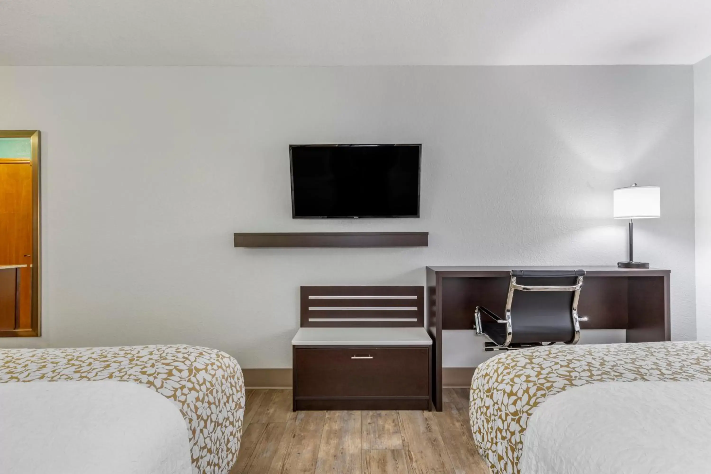 Bedroom, Bed in Brookstone Lodge near Biltmore Village, Ascend Hotel Collection