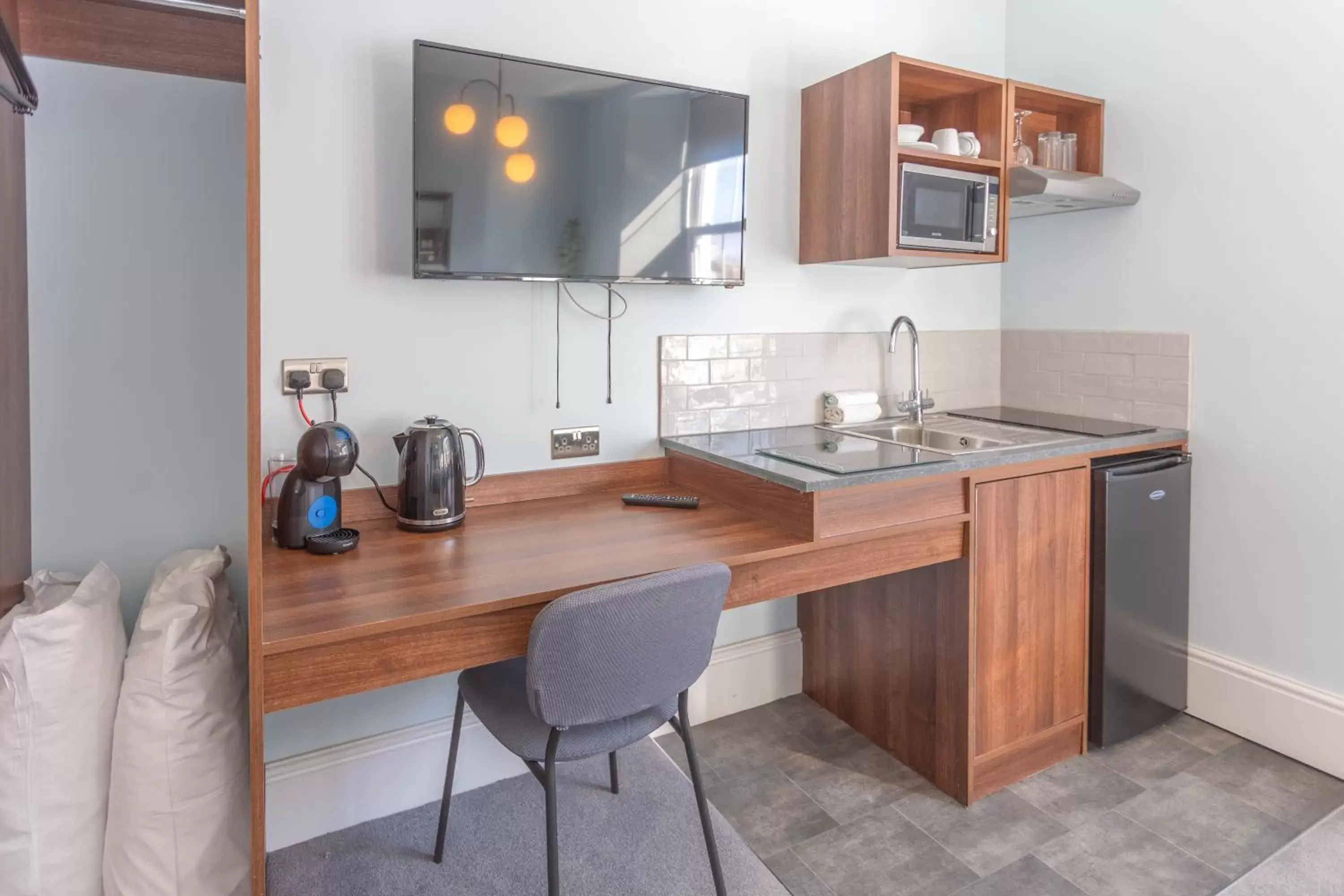 Kitchen or kitchenette, Kitchen/Kitchenette in Ocean Stays Hotel, Plymouth