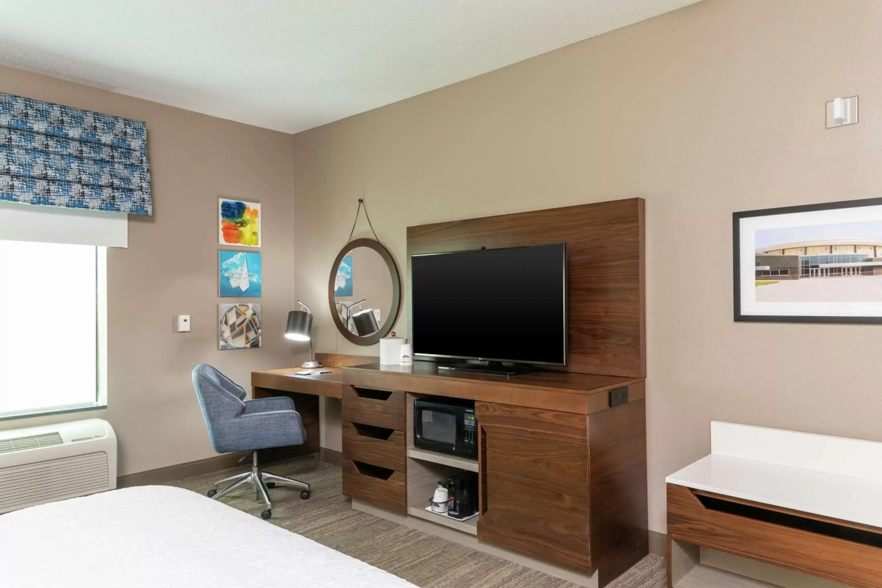 Bedroom, TV/Entertainment Center in Hampton Inn & Suites Marshalltown