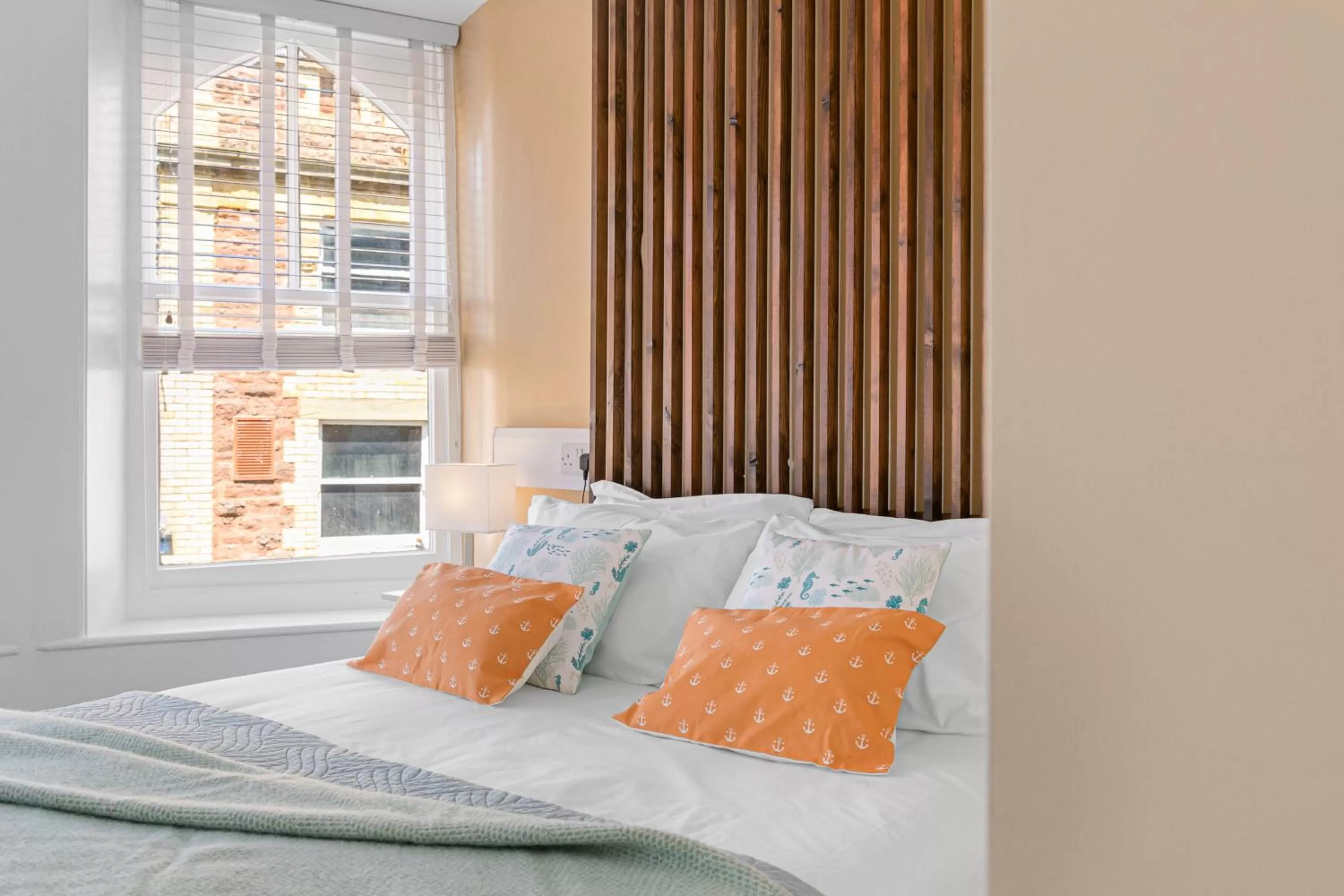 Bed in Park View R & R - Adult Only - Self-Catering - Free Parking - EV Point