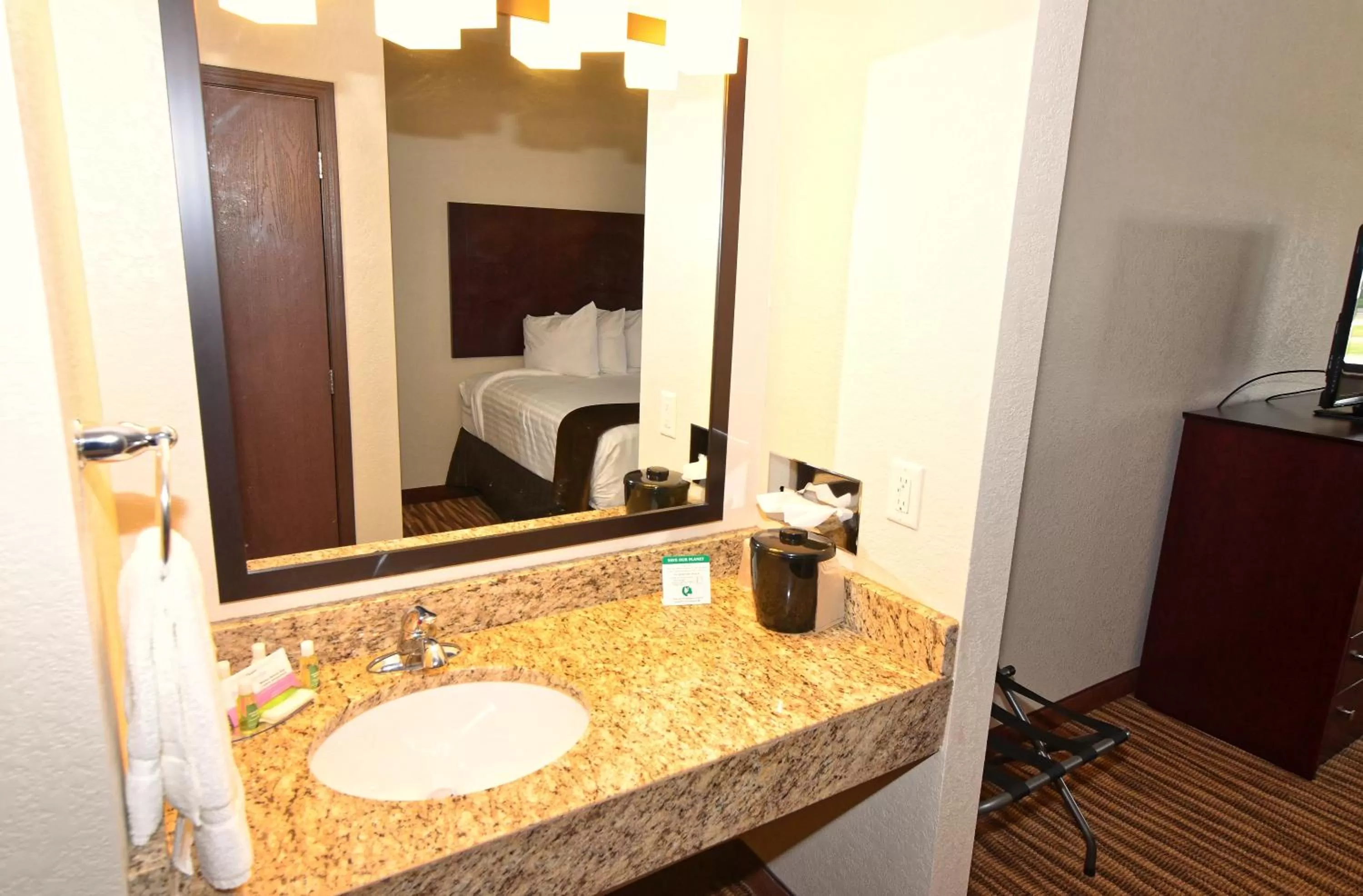 Bathroom, Bed in Cobblestone Inn & Suites - Clarion