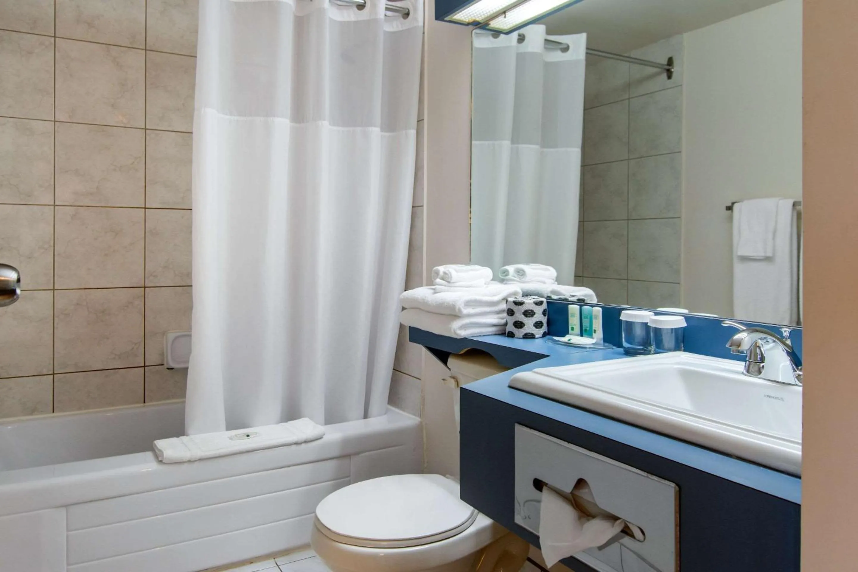 Bedroom, Bathroom in Quality Hotel et Centre de Congres