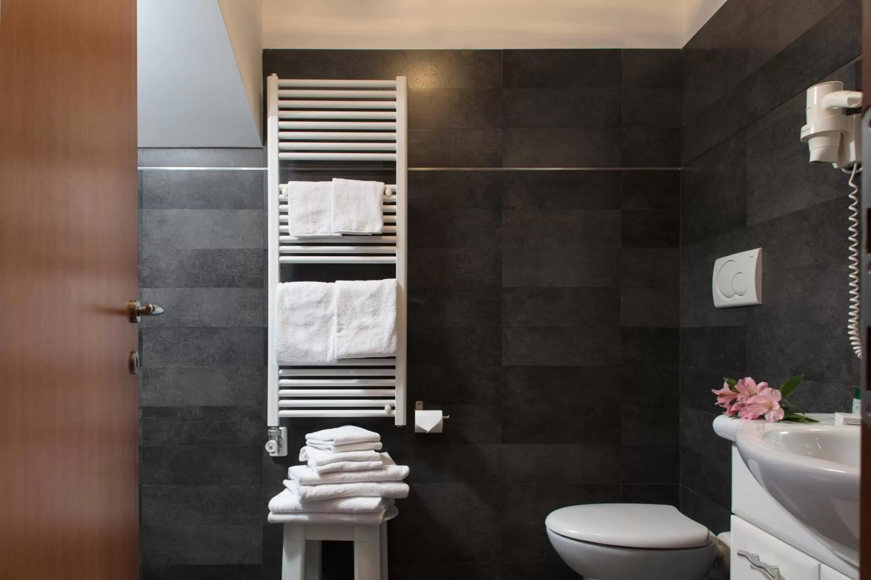 Toilet, Bathroom in Hotel Commercio & Pellegrino