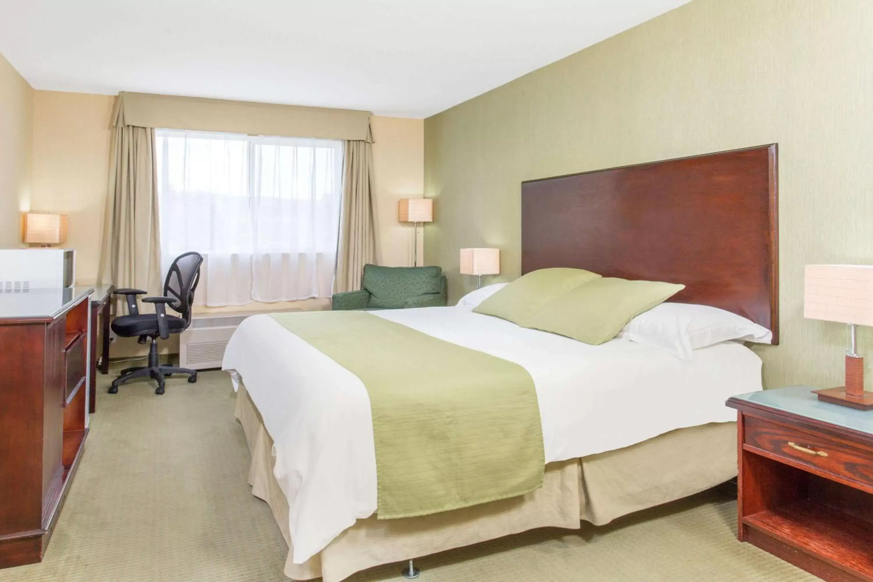 Photo of the whole room, Bed in Ramada by Wyndham Williams Lake