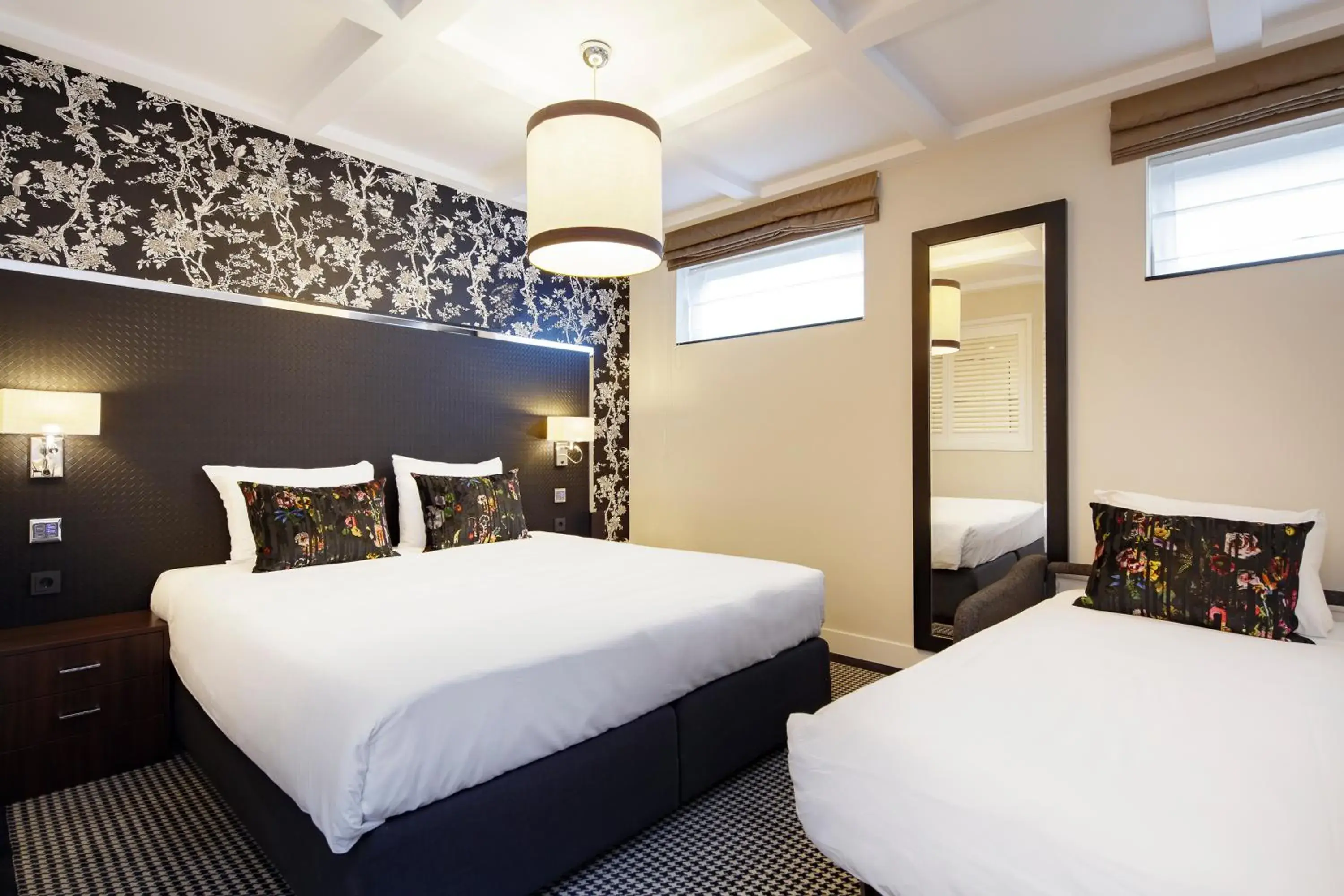 Souterrain Triple Room (Below Street Level with Limited View) in Boutique Hotel Notting Hill