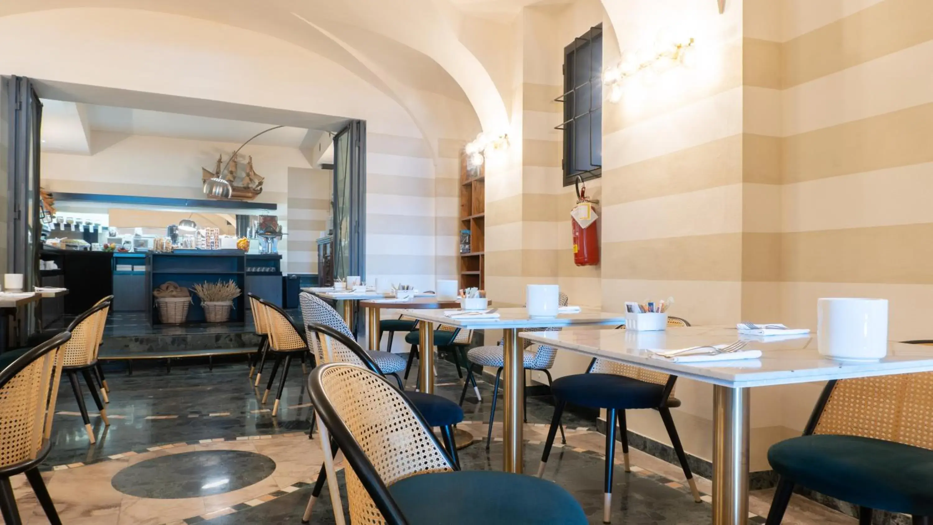 Restaurant/Places to Eat in Hotel Ancora