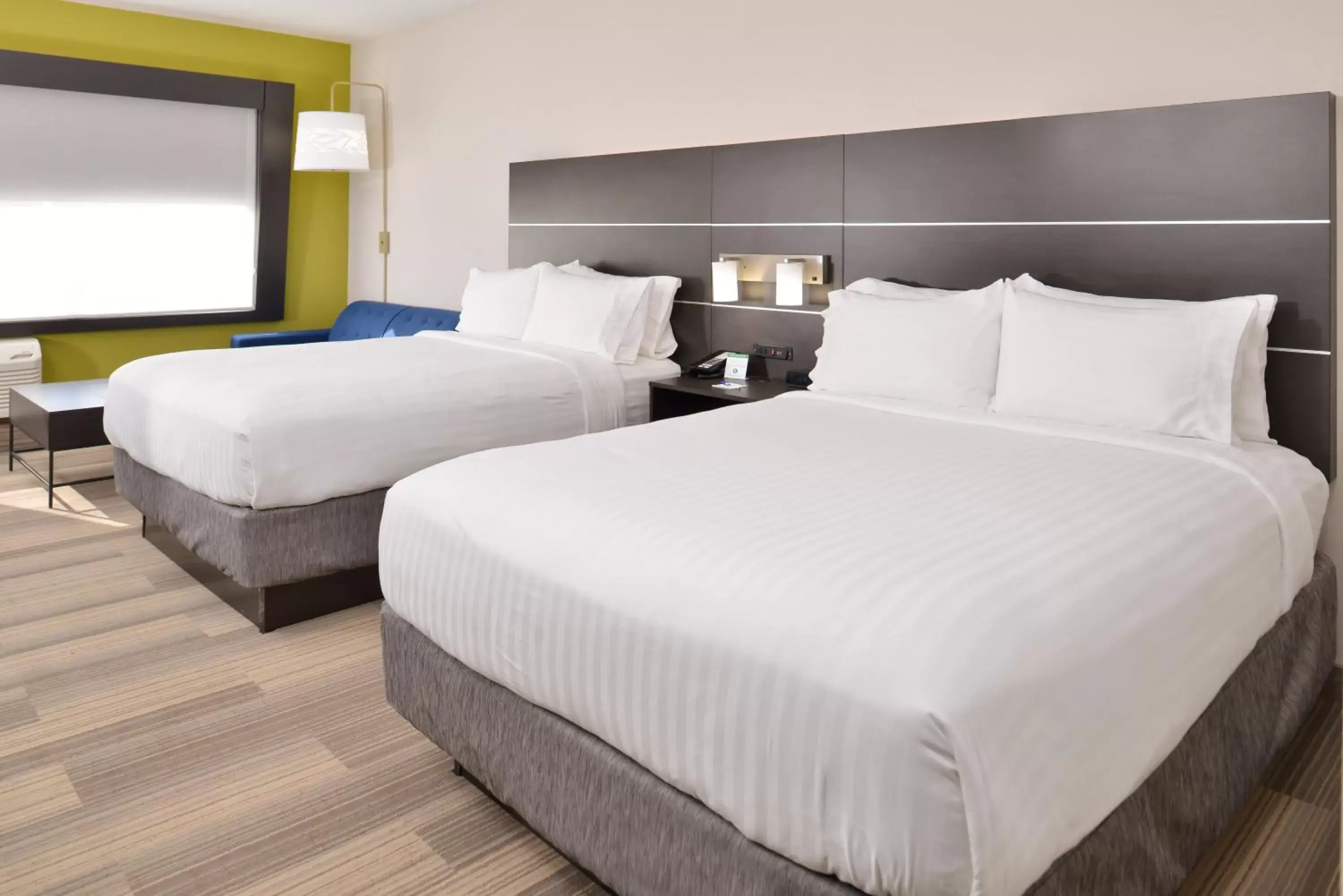 Bedroom, Bed in Holiday Inn Express & Suites - Kansas City - Lee's Summit, an IHG Hotel