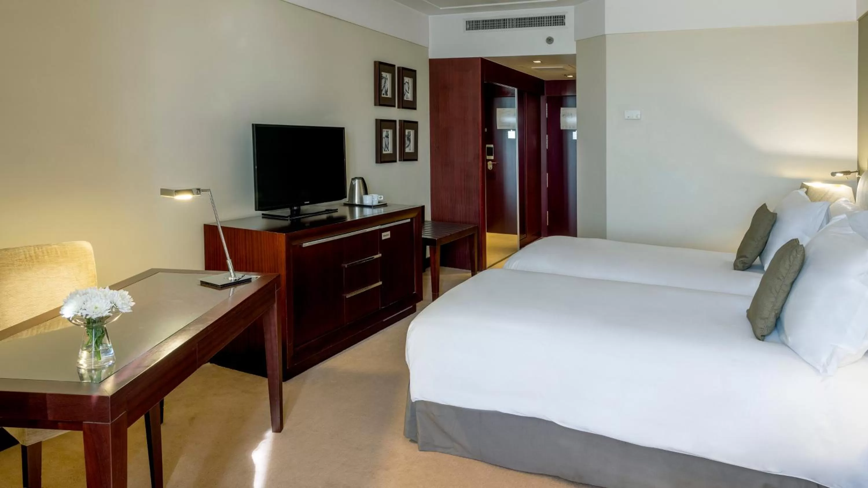 Photo of the whole room, Bed in Crowne Plaza Porto by IHG