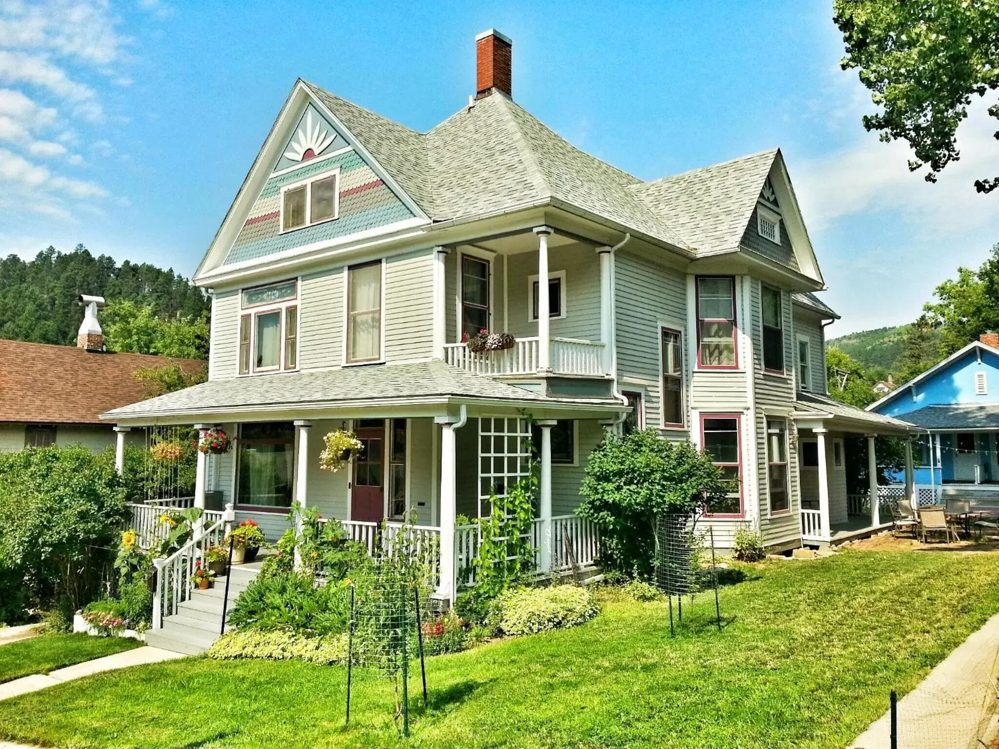 Property building, Garden in 1899 Inn