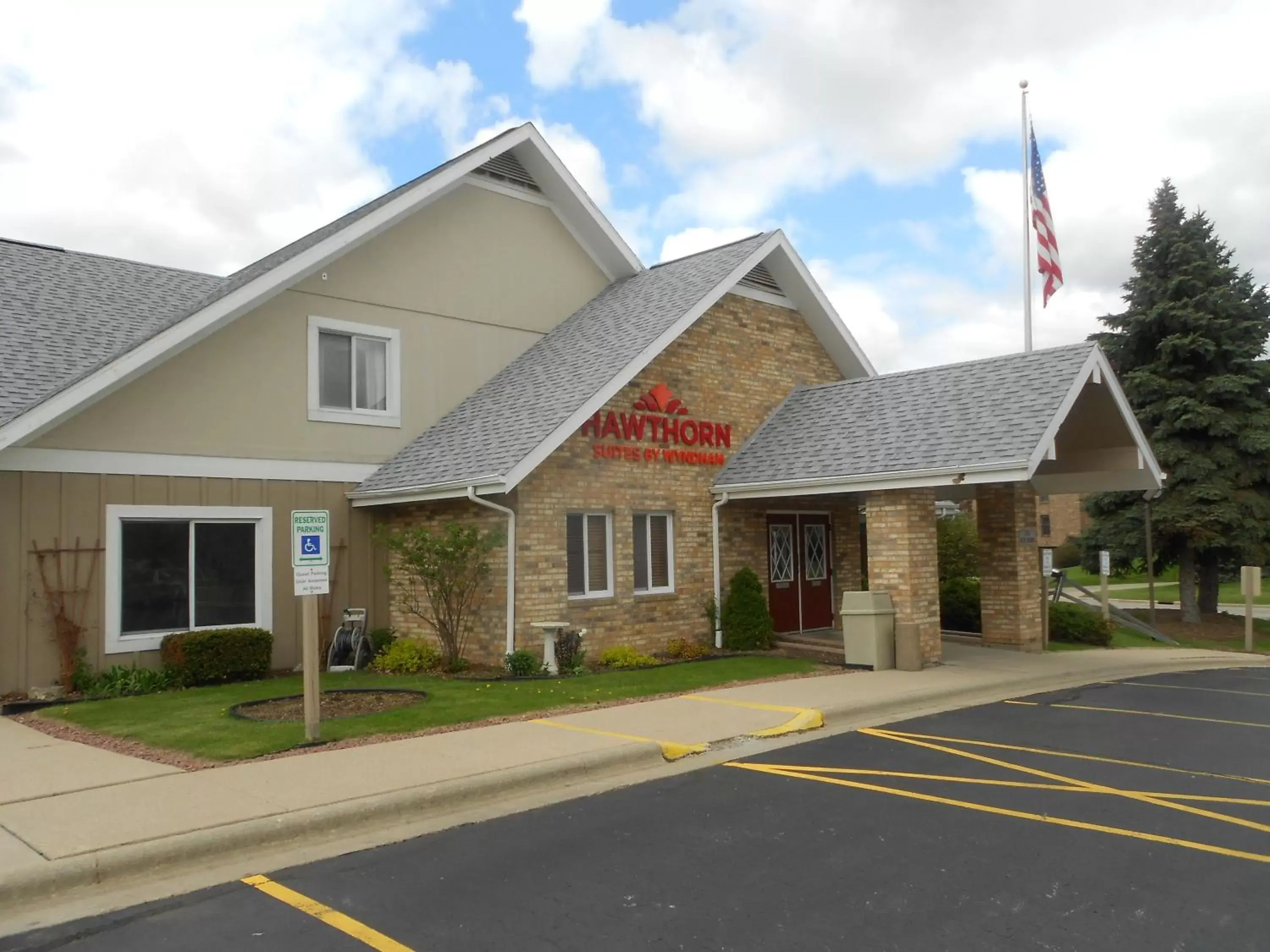 Facade/entrance, Property Building in Hawthorn Suites Green Bay