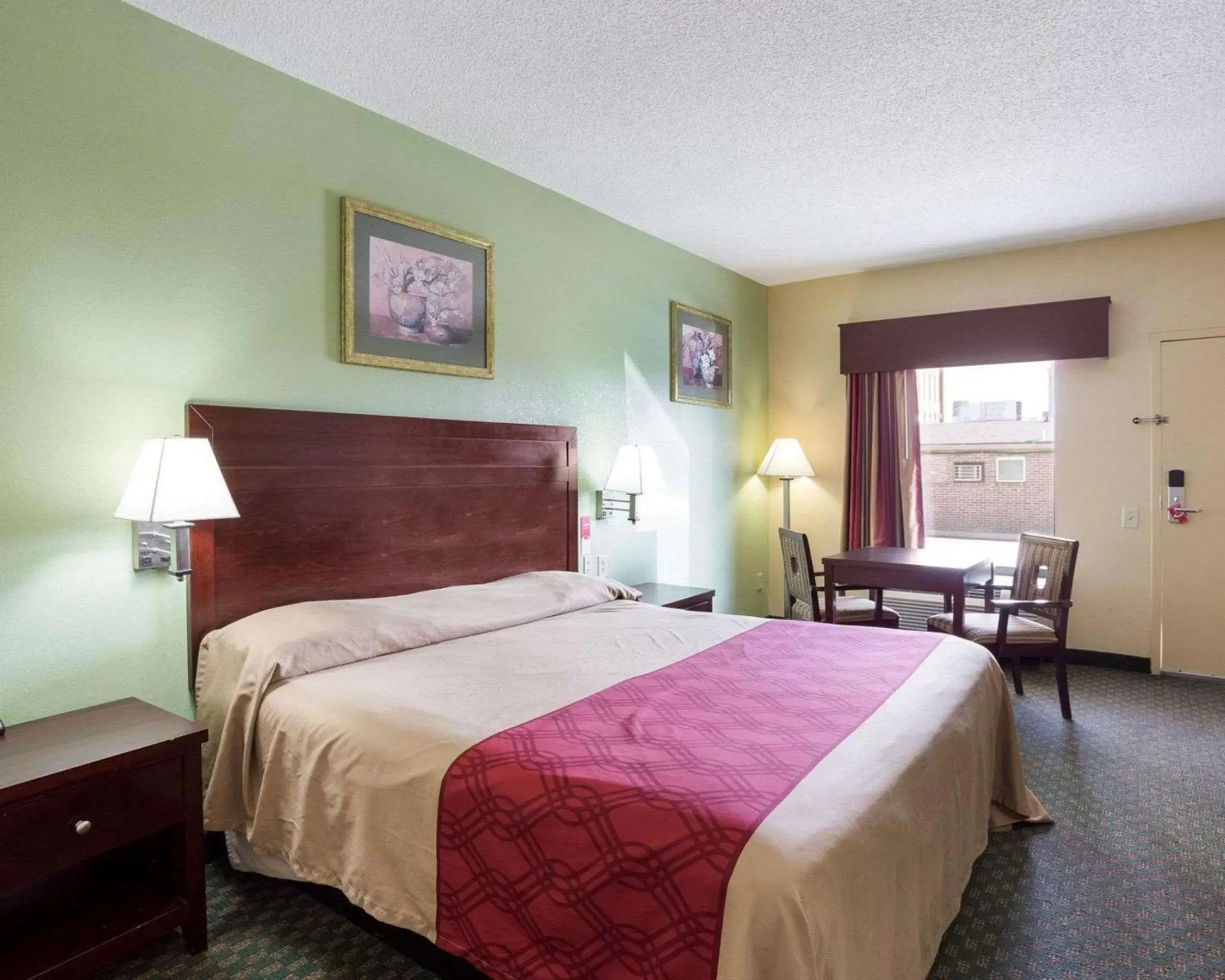 Photo of the whole room, Bed in Rodeway Inn & Suites