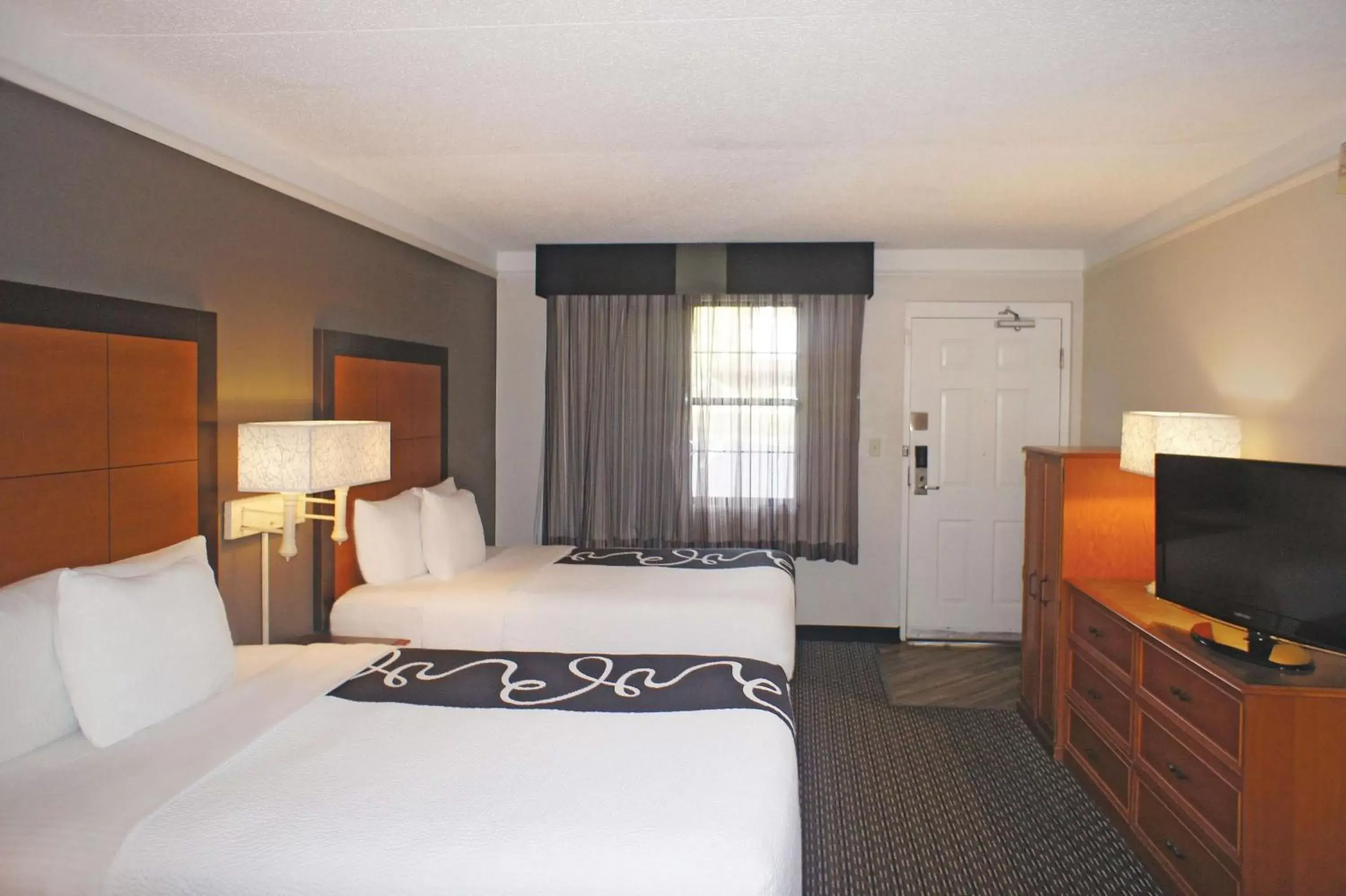 Photo of the whole room, Bed in Days Inn by Wyndham Gainesville Florida