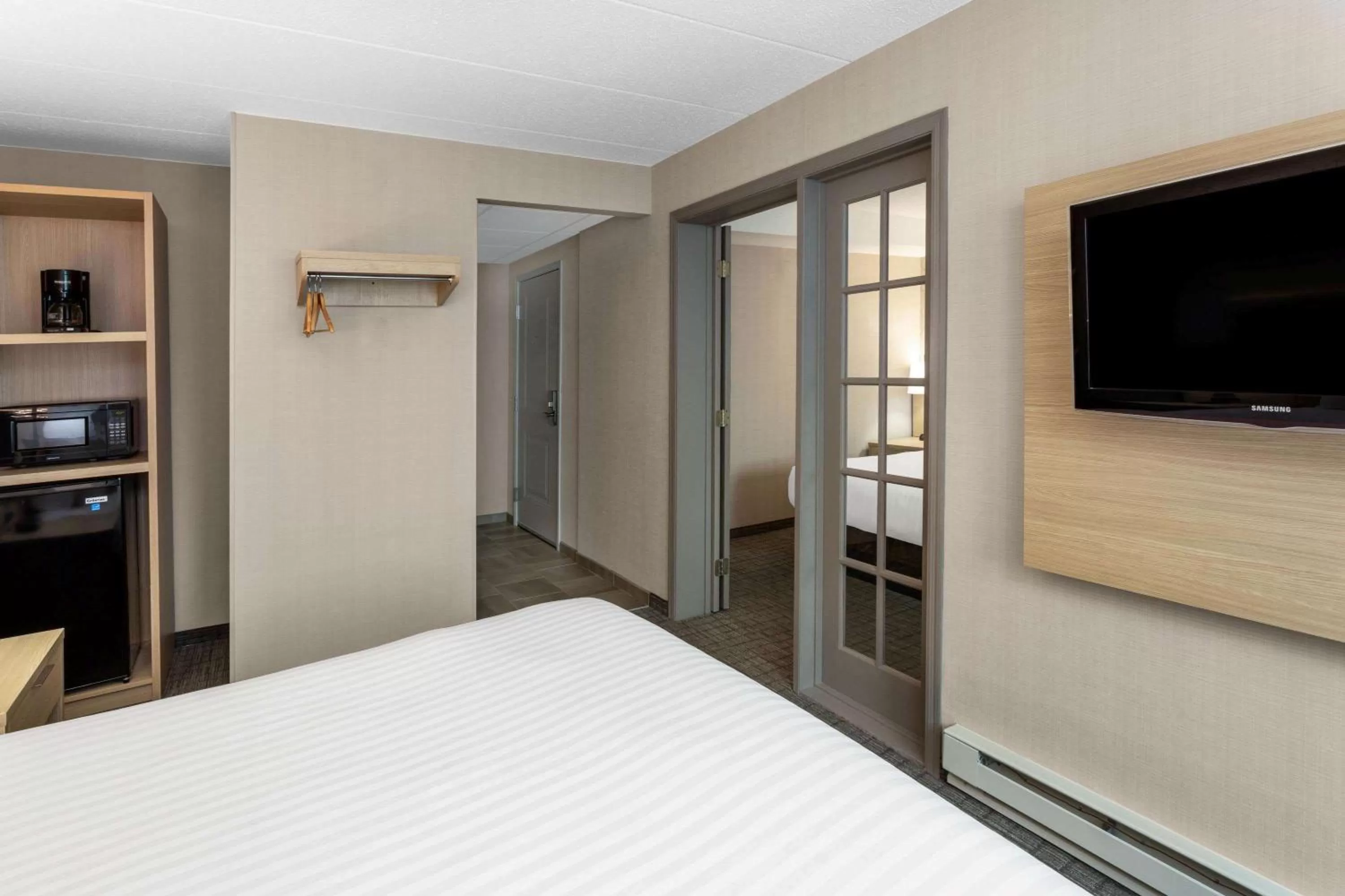 Photo of the whole room, Bed in Days Inn & Suites by Wyndham Duluth by the Mall