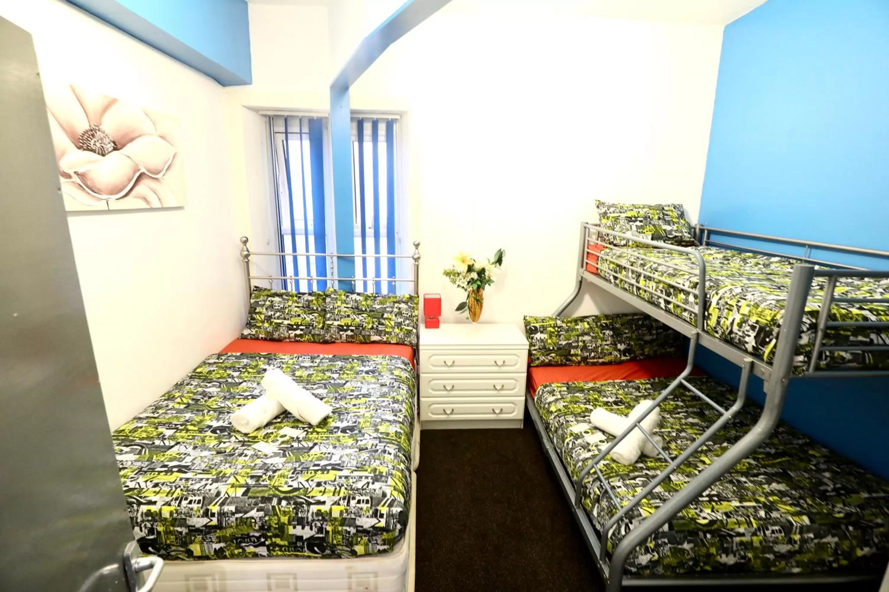 Photo of the whole room, Bed in Blackpool Central Hotel