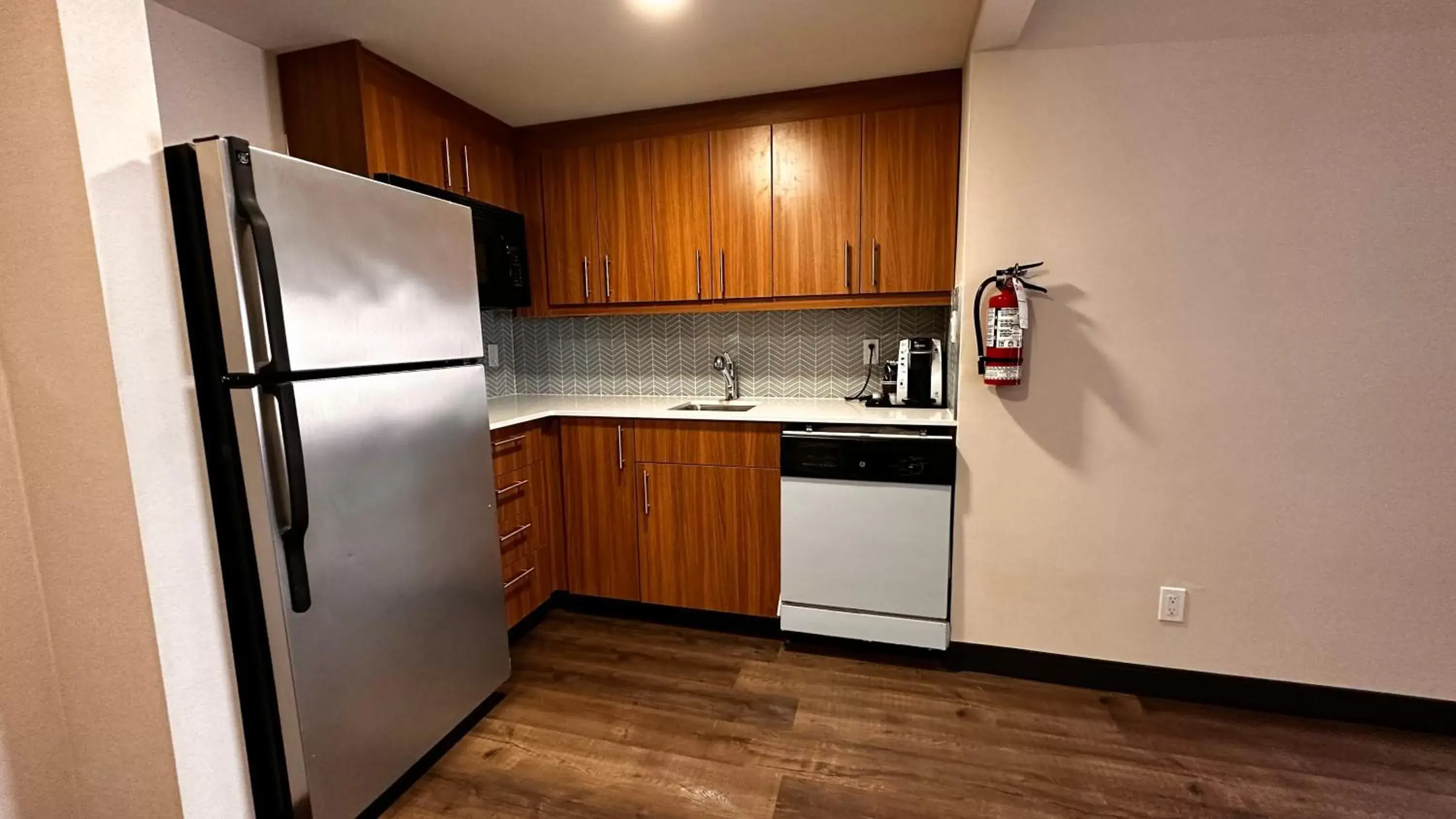 dishwasher, Kitchen/Kitchenette in Newmarket Hotel and Suites